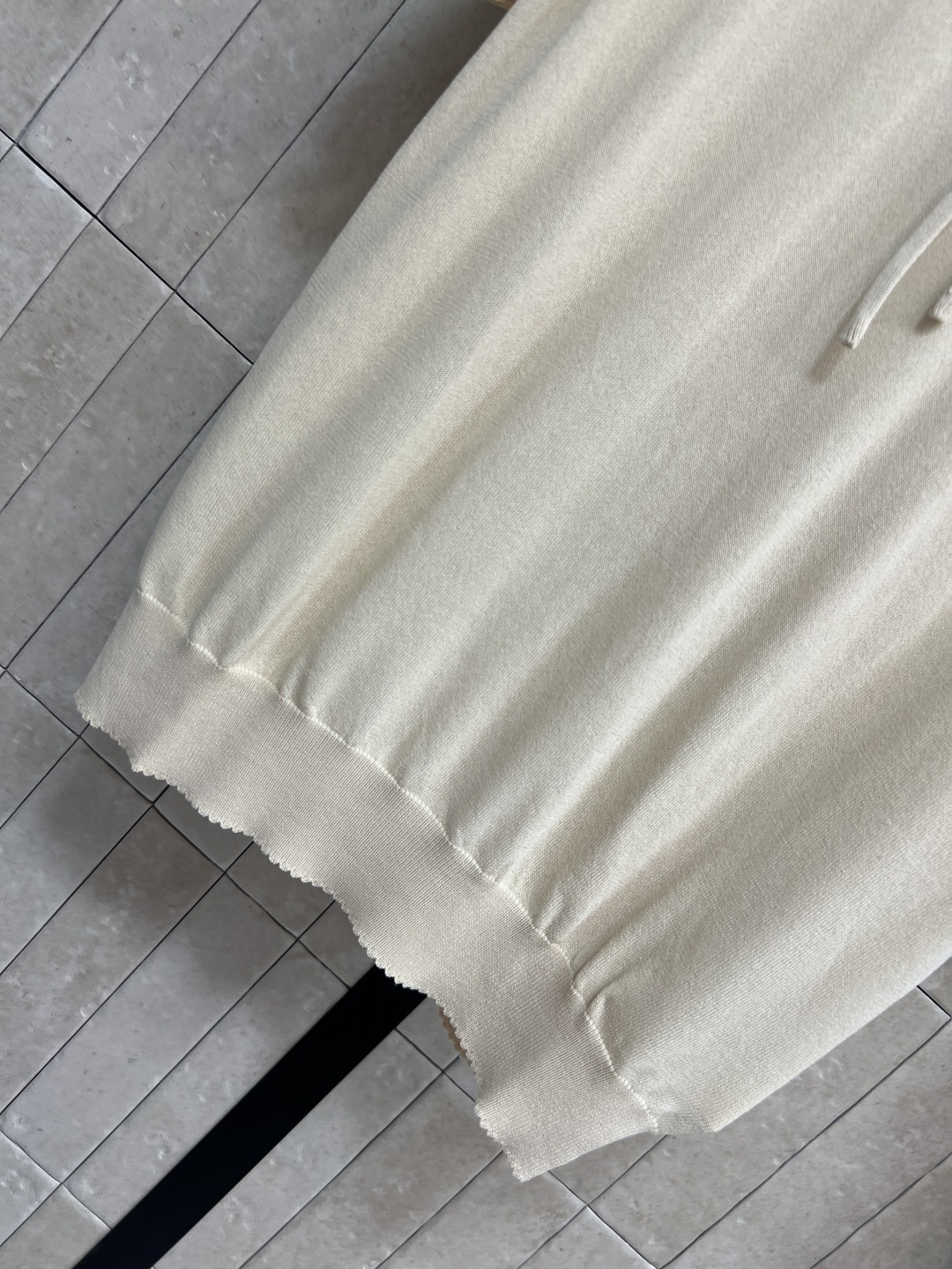 miu家 26夏季新款系带针织短袖甄选100%初剪羊毛面料 触感细腻软糯 圆领蝴蝶结系带+品牌刺绣 细节