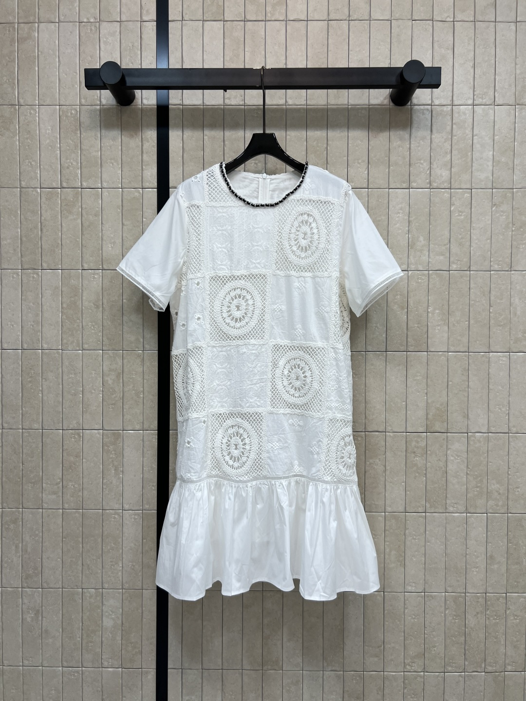NO:844217,26 new summer style white hollow crochet dress. Breathable cotton fabric with checkered hollow crochet design. Exquisite three-dimensional. Same color lining on the inside. Small black edge on the neckline with contrasting colors. Loose straight fit. Ruffled hem splicing. Versatile. Suitable for daily commuting and travel and vacation. Three sizes in one color, Size/S-M-L,,skirts,1986090926夏季新款 白色镂空钩花连衣裙 棉感面料透气方格镂空钩花设计 精致立体 内里同色系内衬 领口的黑边小香风撞色 宽松直筒版型 下摆荷叶边拼接 百搭不挑场景 日常通勤 出游度假都能穿 一色三码Size/S-M-L,,skirts,,Women's clothing