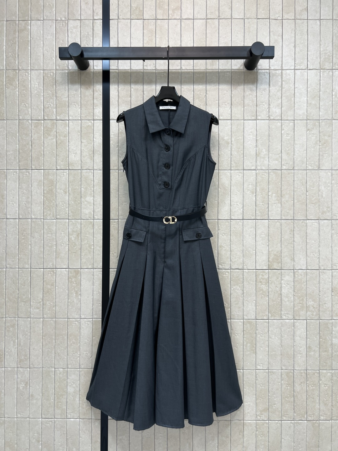 NO:844190,D Home 26 new summer style gray sleeveless dress. The fabric texture is crisp and comfortable. The lapel + metal buckle belt details are full of retro and high-end feeling. The pleated skirt is smart and elegant. The belt tightens the waist to make you slim. It can be easily managed in the workplace or in formal occasions. The gray is low-key and versatile. The intellectual temperament is easy to get. One color and three sizes. Size/S-M-L,, dior, skirts,19860909D家 26夏季新款 灰色无袖连衣裙 面料质感挺括又舒适 翻领+金属扣腰带细节 复古高级感满满 百褶裙摆灵动优雅 腰带收腰显瘦 职场通勤或正式场合都能轻松驾驭 灰色低调百搭 知性气质轻松get 一色三码Size/S-M-L,,dior,skirts,,Women's clothing