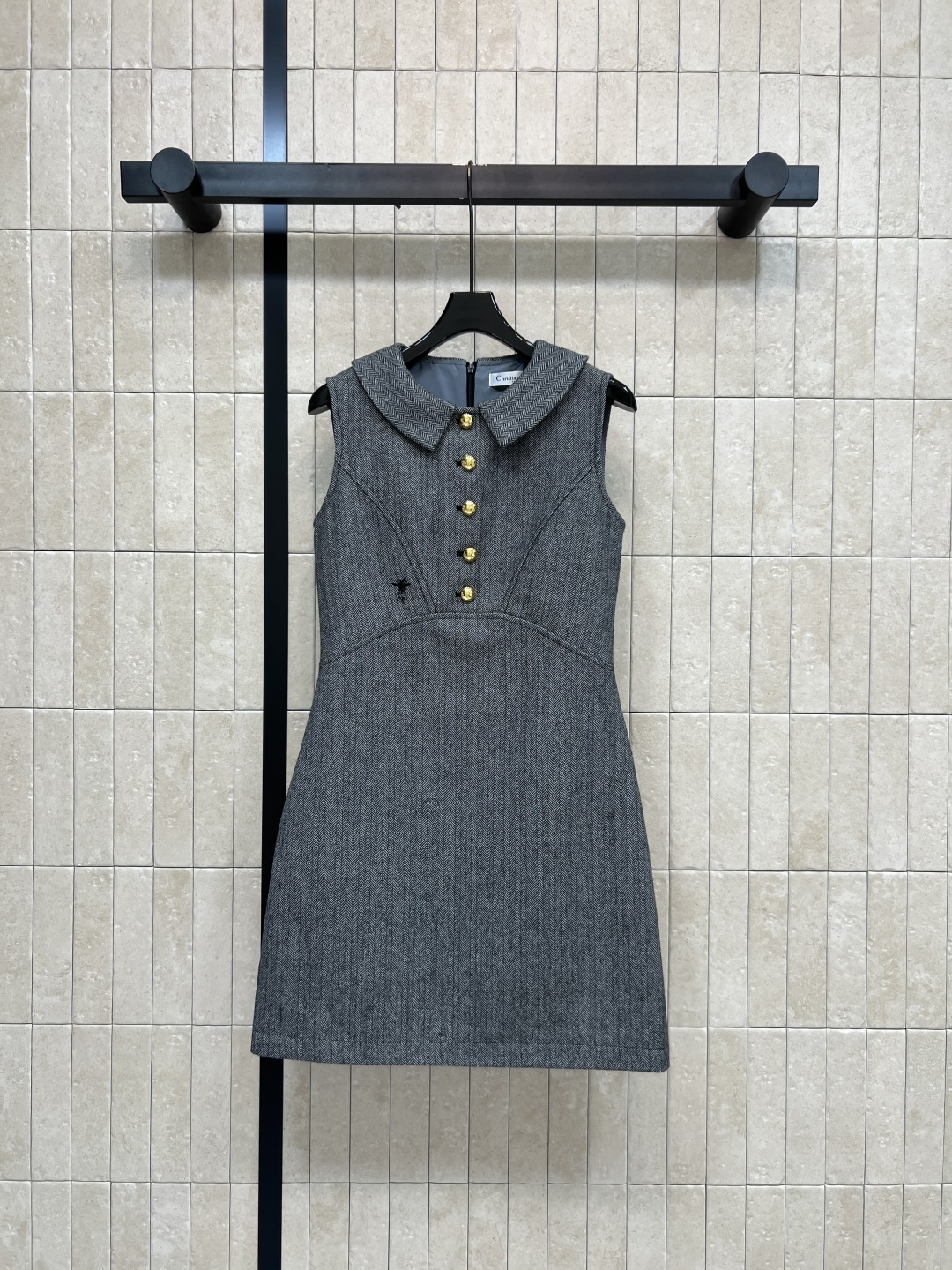 NO:844180,D Home 26 new summer style gray sleeveless dress, fine and textured fabric, lapel + five retro gold buttons, A-line waistline, slim fit, prominent waist line, brand embroidery details, both quality and design, can be worn alone or stacked, can be worn for commuting, dating, and gatherings, three sizes in one color, Size/S-M-L,, dior, skirts,19860909D家 26夏季新款 灰色无袖连衣裙 面料细腻有纹理 翻领+五颗复古金扣 收腰A字版型 修身剪裁 腰部线条突出 品牌刺绣细节 品质与设计感兼具 可单穿可叠穿 通勤 约会 聚会都能hold住 一色三码Size/S-M-L,,dior,skirts,,Women's clothing