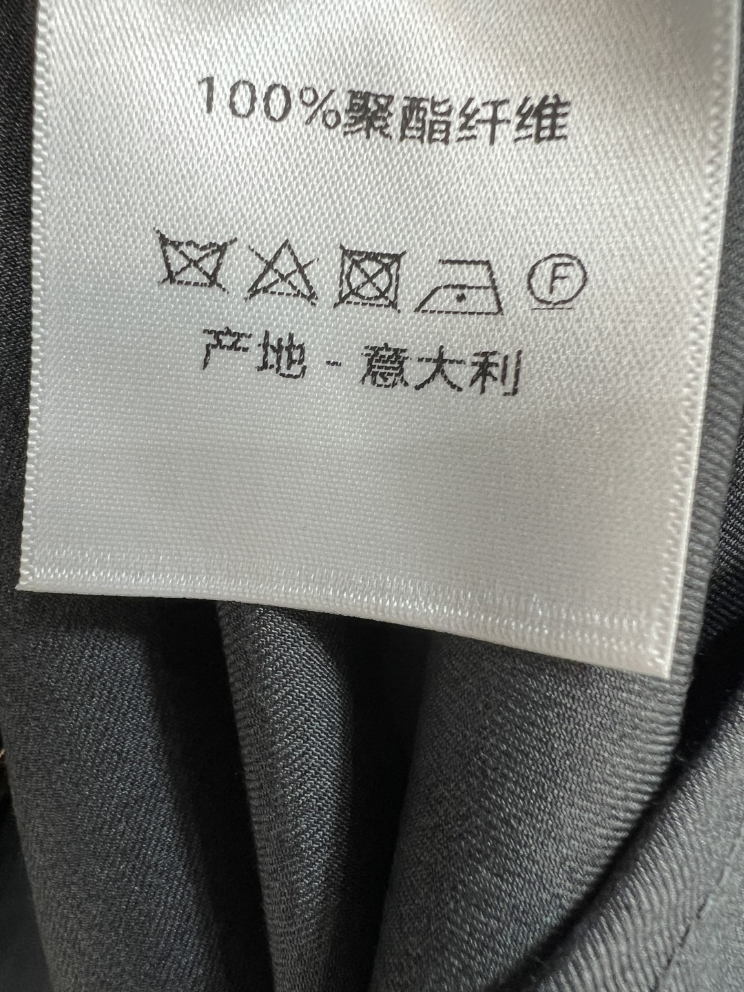 D家 26夏季新款 灰色无袖连衣裙​​ 面料质感挺括又舒适 翻领+金属扣腰带细节 复古高级感满满 百褶裙