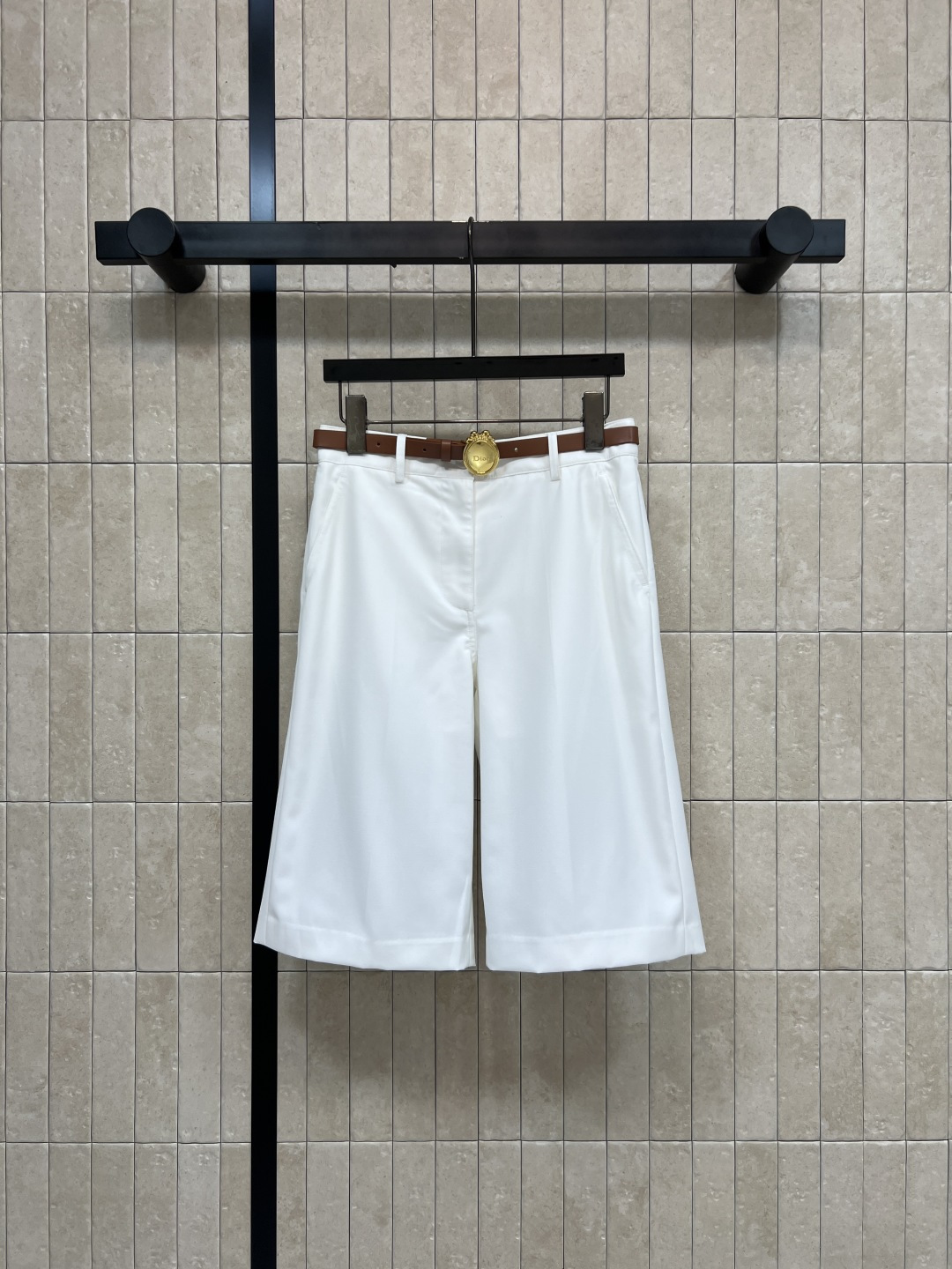 NO:844205,D's 26 new summer style white straight-leg five-quarter pants, linen drape fabric, not easy to wrinkle, classic straight-leg five-quarter silhouette, modified leg shape, matched with brown leather gold buckle belt, improves sophistication, side seam pocket design, practical and beautiful, suitable for matching with shirts, T-shirts and suits, commuting, easy to control in daily life, interpreting simple and advanced summer wear, four sizes in one color, Size/S-M-L-XL,, dior, shirts, tees, t-shirt, business suit,19860909D家 26夏季新款 白色直筒五分裤 亚麻垂坠感面料 不易皱 经典直筒五分版型 修饰腿型 搭配棕皮金扣腰带 提升精致度 侧缝口袋设计 兼顾实用与美观 搭配衬衫 T恤 西装都超合适 通勤 日常都能轻松驾驭 演绎简约又高级的夏日穿搭 一色四码Size/S-M-L-XL,,dior,shirts,tees，t-shirt,business suit,,Women's clothing