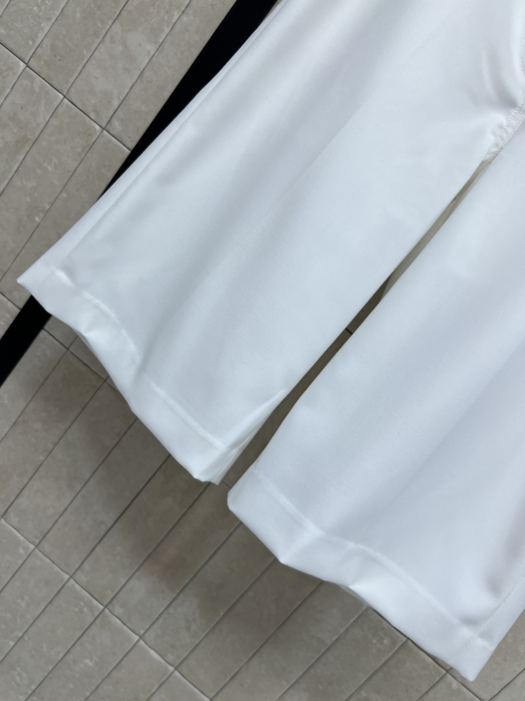 D家 26夏季新款 白色直筒五分裤 亚麻垂坠感面料 不易皱 经典直筒五分版型 修饰腿型 搭配棕皮金扣腰带