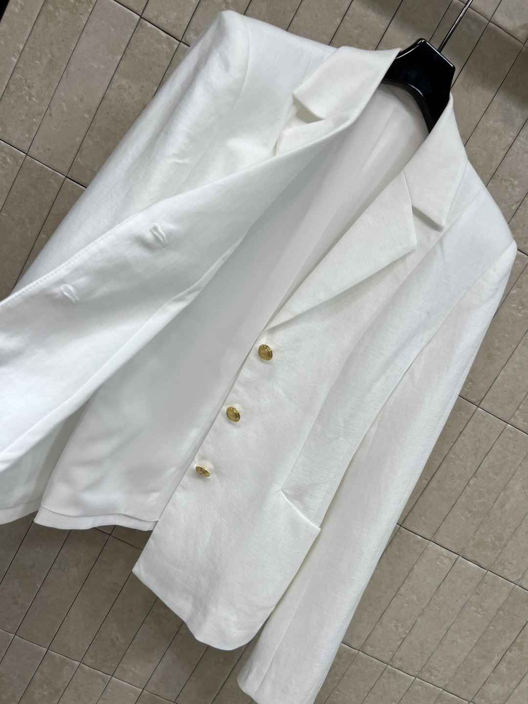 D家 26夏季新款 白色西装外套 采用亚麻混纺面料 经典V领+三颗金属扣 简约中透着精致 两侧对称口袋 