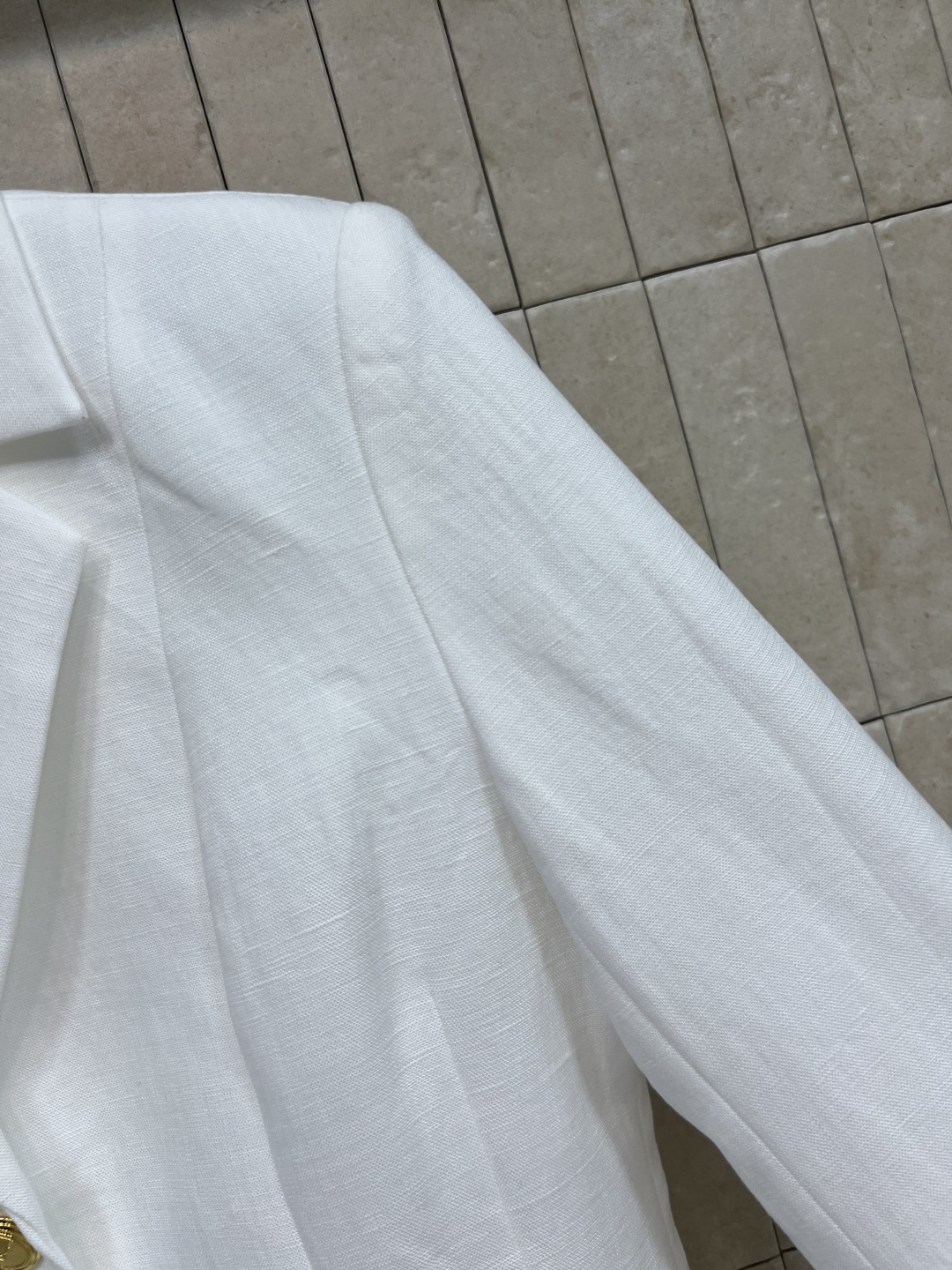 D家 26夏季新款 白色西装外套 采用亚麻混纺面料 经典V领+三颗金属扣 简约中透着精致 两侧对称口袋 