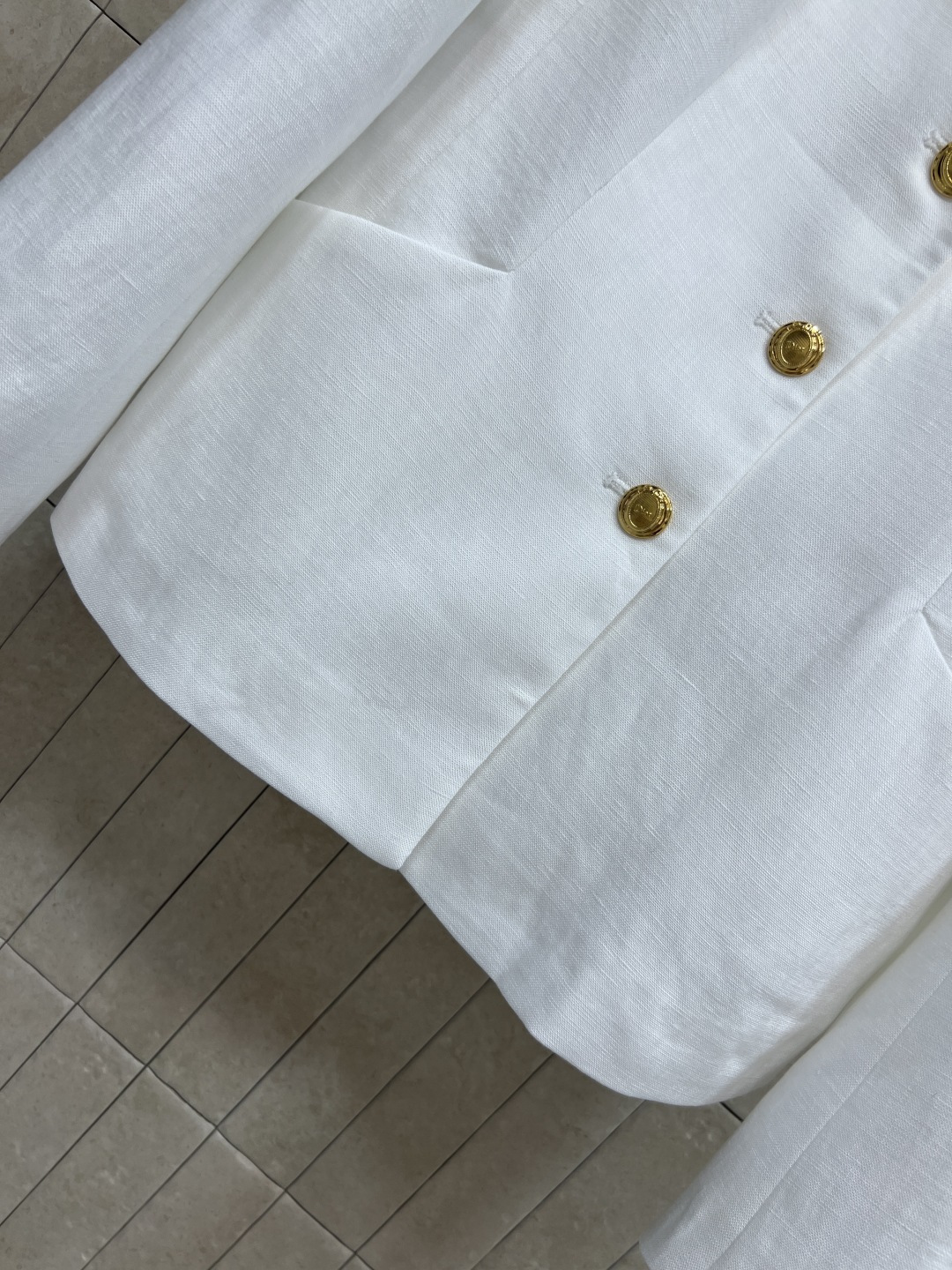 D家 26夏季新款 白色西装外套 采用亚麻混纺面料 经典V领+三颗金属扣 简约中透着精致 两侧对称口袋 