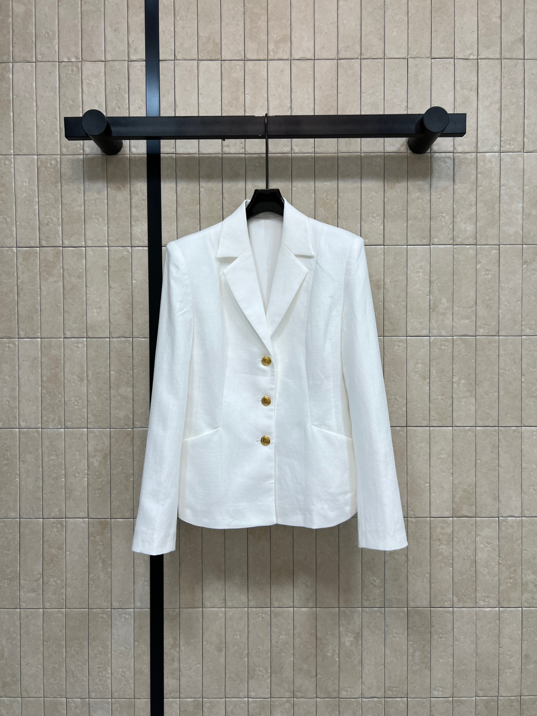 NO:844212,D's 26 new summer style white suit jacket made of linen blended fabric Classic V-neck + three metal buckles Simple yet sophisticated Symmetrical pockets on both sides The neat shoulder line creates a right-angle shoulder effect. It goes well with jeans, skirts and trousers. It can be easily controlled for commuting and daily appointments. Gentle and capable light and mature temperament. Four sizes in one color. Size/S-M-L-XL, dior, skirts, jeans, jackets & coats, business suit,19860909D家 26夏季新款 白色西装外套 采用亚麻混纺面料 经典V领+三颗金属扣 简约中透着精致 两侧对称口袋 利落肩线打造直角肩效果 搭配牛仔裤 半身裙 西裤都很出彩 通勤 日常约会都能轻松驾驭 温柔又干练的轻熟气质 一色四码Size/S-M-L-XL,,dior,skirts,jeans,jackets & coats,business suit,,Women's clothing