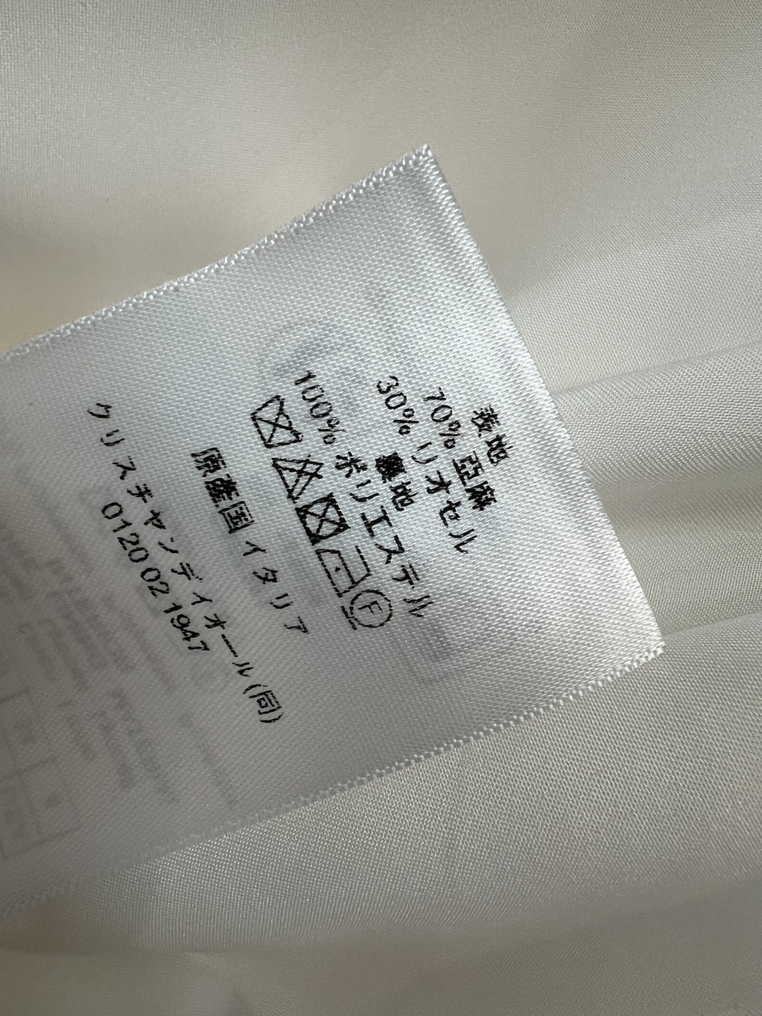 D家 26夏季新款 白色西装外套 采用亚麻混纺面料 经典V领+三颗金属扣 简约中透着精致 两侧对称口袋 