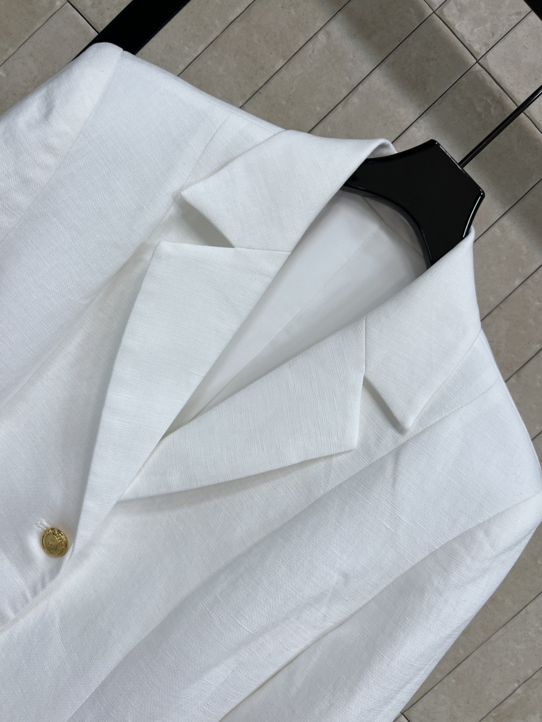 D家 26夏季新款 白色西装外套 采用亚麻混纺面料 经典V领+三颗金属扣 简约中透着精致 两侧对称口袋 
