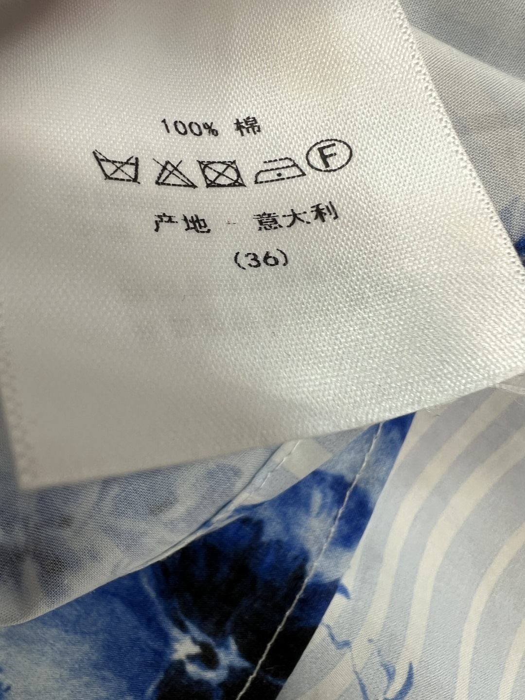 D家 26夏季新款 印花绑带衬衫 棉质面料 蓝白竖条纹基底搭配花鸟印花 江南氛围感 翻领+单排扣设计 简