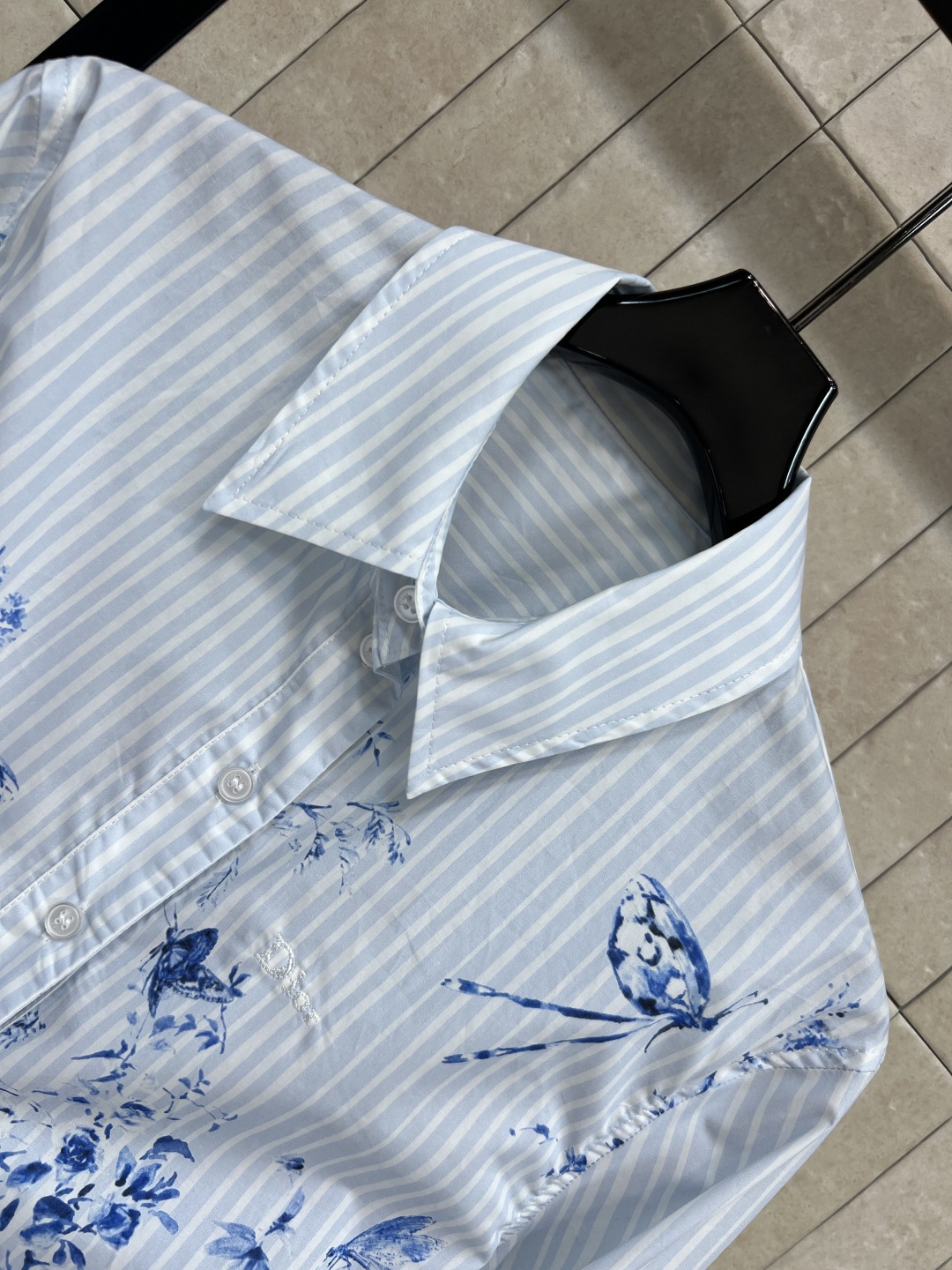 D家 26夏季新款 印花绑带衬衫 棉质面料 蓝白竖条纹基底搭配花鸟印花 江南氛围感 翻领+单排扣设计 简