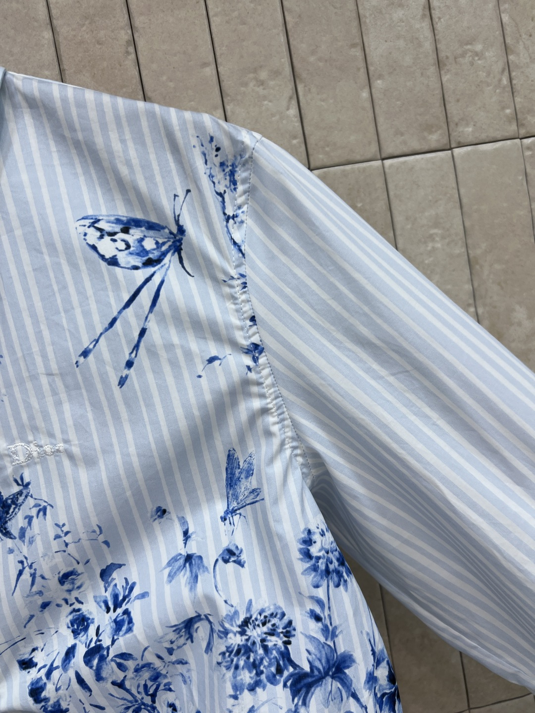 D家 26夏季新款 印花绑带衬衫 棉质面料 蓝白竖条纹基底搭配花鸟印花 江南氛围感 翻领+单排扣设计 简