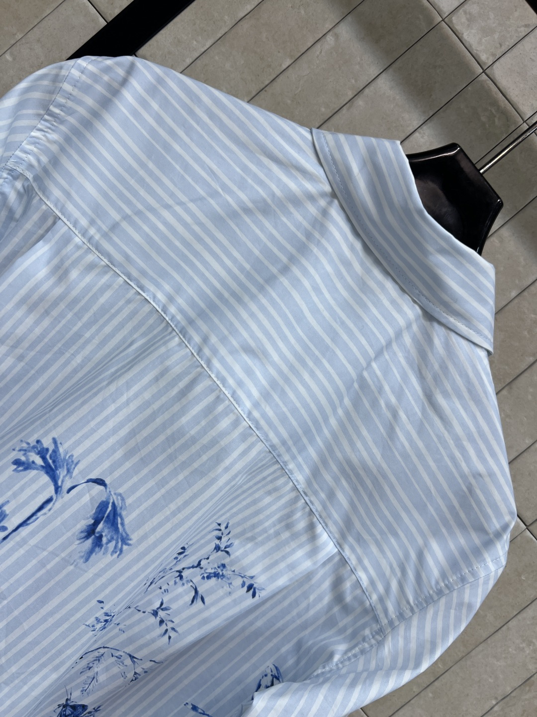 D家 26夏季新款 印花绑带衬衫 棉质面料 蓝白竖条纹基底搭配花鸟印花 江南氛围感 翻领+单排扣设计 简