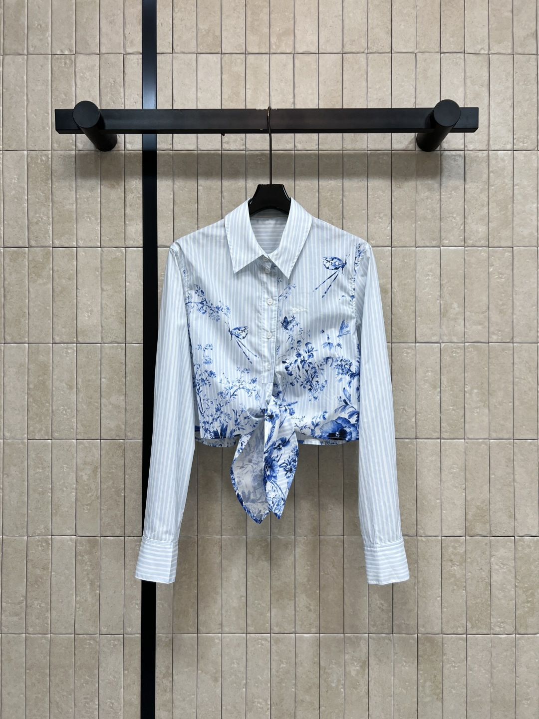 NO:844224,D's 26 new summer style printed strappy shirt, cotton fabric, blue and white vertical stripes base with flower and bird print, Jiangnan atmosphere, lapel + single-breasted design, simple and neat, short version with a knotted hem, easily create a high waistline, perfect for matching with jeans and skirts, can keep you cool all summer, four sizes in one color, Size/S-M-L-XL,,dior,skirts,jeans,shirts,19860909D家 26夏季新款 印花绑带衬衫 棉质面料 蓝白竖条纹基底搭配花鸟印花 江南氛围感 翻领+单排扣设计 简约利落 下摆可打结的短款版型 轻松打造高腰线 搭配牛仔裤 半身裙都超合适 承包你整个夏天的清爽穿搭 一色四码Size/S-M-L-XL,,dior,skirts,jeans,shirts,,Women's clothing