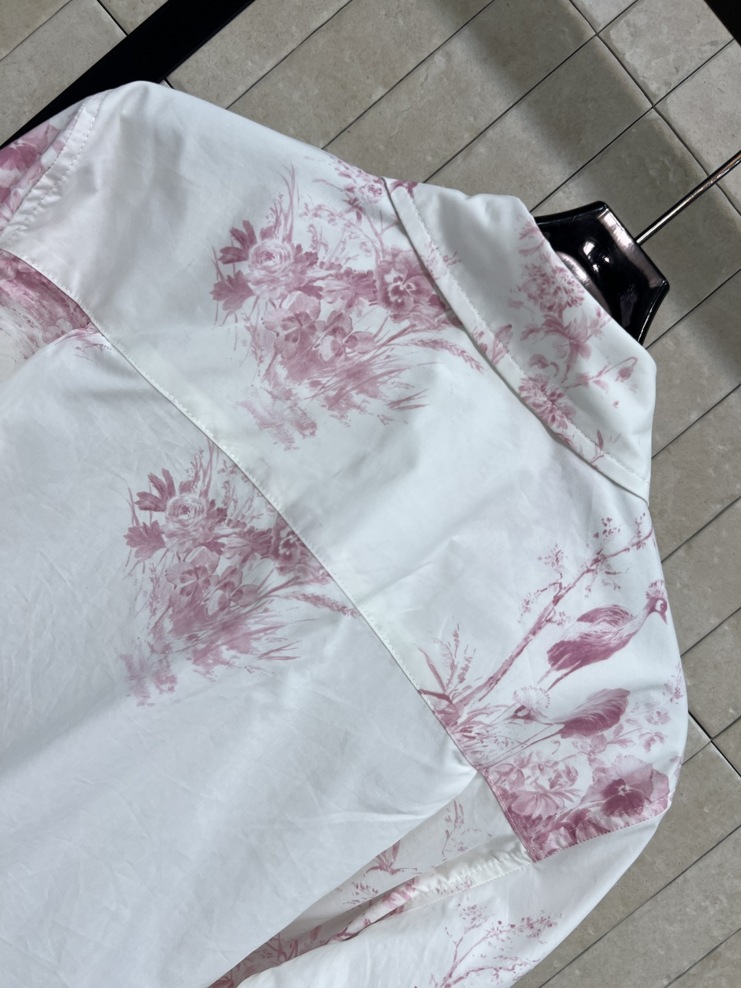 D家 26夏季新款 印花绑带衬衫 棉质面料 经典翻领搭配单排扣设计 简约大方 白色底+柔粉色花鸟印花 浪