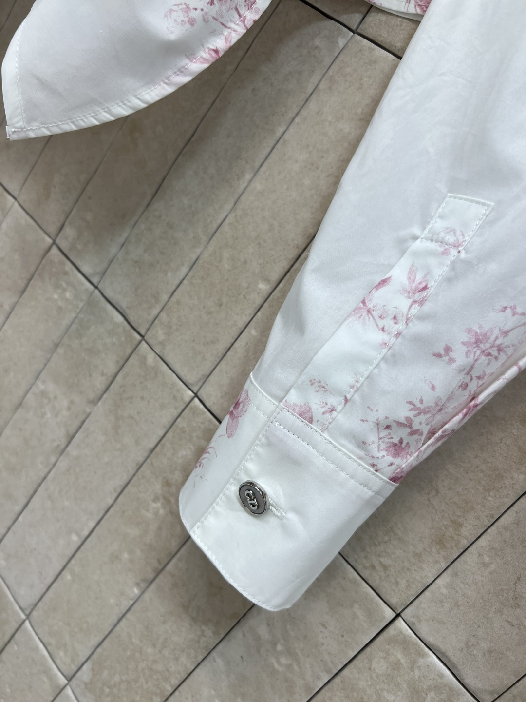 D家 26夏季新款 印花绑带衬衫 棉质面料 经典翻领搭配单排扣设计 简约大方 白色底+柔粉色花鸟印花 浪