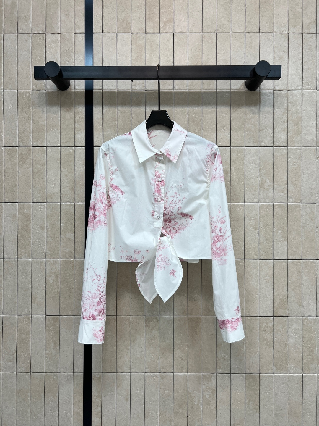 NO:844229,D Home 26 new summer style printed strappy shirt, cotton fabric, classic lapel with single-breasted design, simple and elegant, white base + soft pink flower and bird print, romantic atmosphere, knotted hem design, creates a high waistline, suitable for matching with jeans and skirts. It is great for daily wear alone or layered. Four sizes in one color, Size/S-M-L-XL,, dior, skirts, jeans, shirts,19860909D家 26夏季新款 印花绑带衬衫 棉质面料 经典翻领搭配单排扣设计 简约大方 白色底+柔粉色花鸟印花 浪漫氛围 下摆打结设计 打造高腰线 搭配牛仔裤 半身裙都超合适 日常单穿 叠穿都很出彩 一色四码Size/S-M-L-XL,,dior,skirts,jeans,shirts,,Women's clothing
