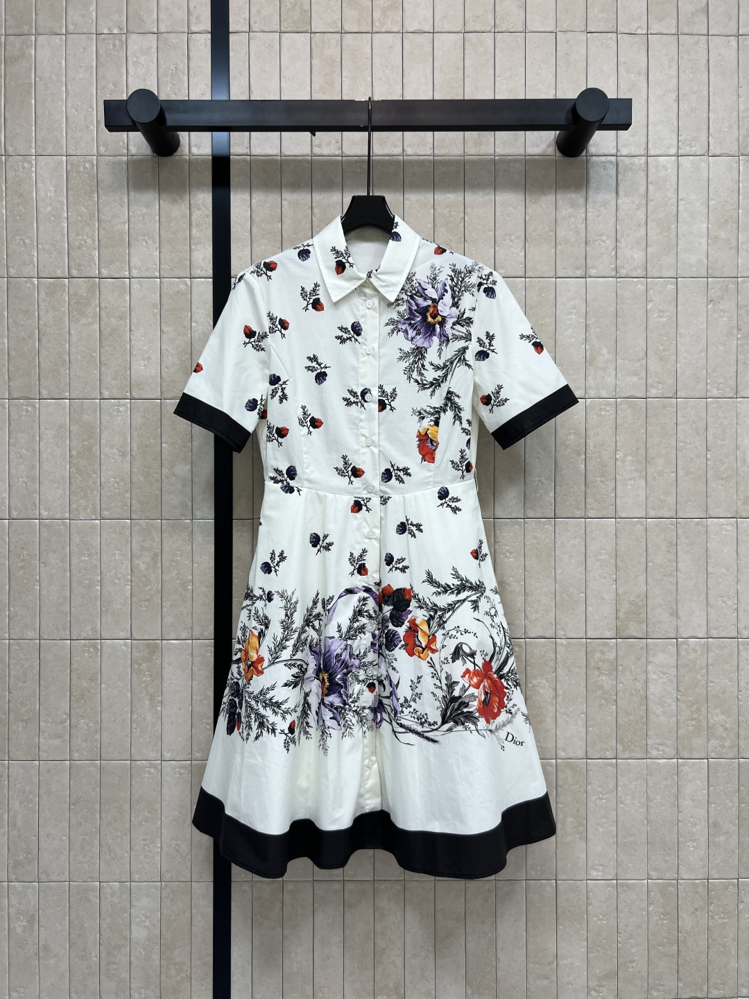 NO:844239,D Home 26 new summer style printed contrast dress. Selected crisp cotton fabric. Textured and stylish. Classic shirt collar with black contrasting cuffs and hem. Simple and neat. Rich color levels. Waist cut + A-line skirt. Concealing body fat and making you look slim. Can be easily held for commuting, dating and traveling. Interpret elegant French style. Four sizes in one color. Size/S-M-L-XL,, dior, skirts, shirts,19860909D家 26夏季新款 印花撞色连衣裙 甄选挺括棉质面料 质感垂坠有型 经典衬衫领搭配黑边撞色袖口 跟下摆 简约利落 色彩层次丰富 收腰剪裁+A字裙摆 藏肉显瘦 通勤 约会 出游都能轻松hold住 演绎优雅法式风情 一色四码Size/S-M-L-XL,,dior,skirts,shirts,,Women's clothing