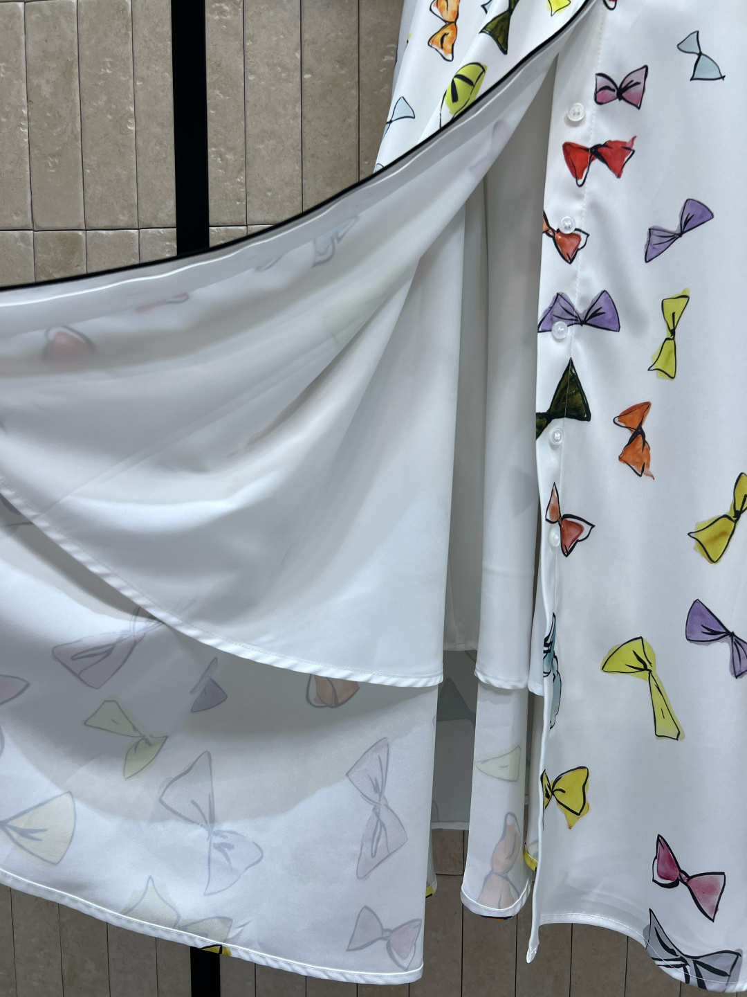 D家 26夏季新款 印花衬衫连衣裙 面料轻盈透气 经典衬衫裙版型搭配立领与撞色滚边 满印彩色图案打破单调