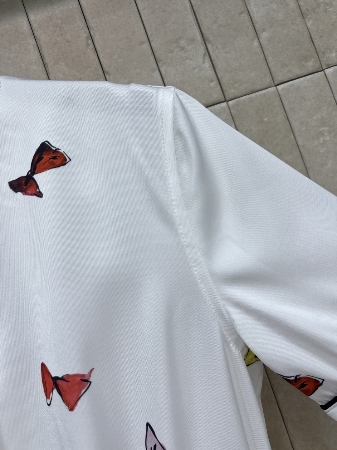 D家 26夏季新款 印花衬衫连衣裙 面料轻盈透气 经典衬衫裙版型搭配立领与撞色滚边 满印彩色图案打破单调