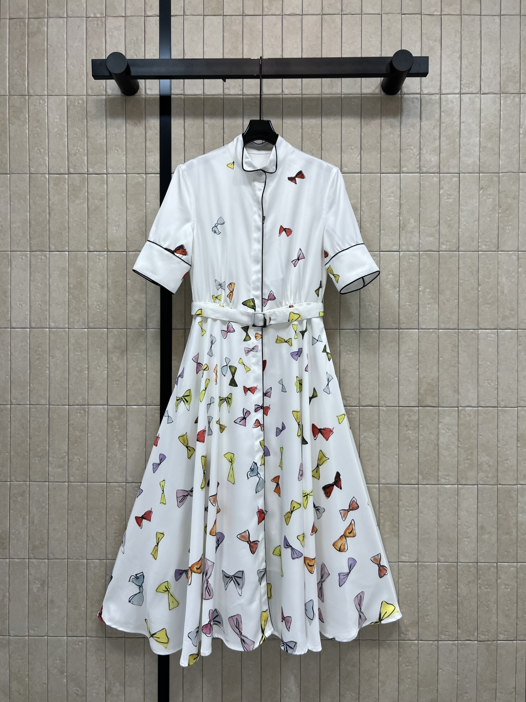 NO:844249,D Home 26 new summer style printed shirt dress. The fabric is light and breathable. The classic shirt dress style is equipped with a stand-up collar and contrasting piping. Fully printed colorful patterns break the monotony. The A-line hem accommodates various body shapes. The waistband can be adjusted freely. The upper body is gentle and slim. It can be easily held for commuting, dating and traveling. Four sizes in one color, Size/S-M-L-XL,, dior, skirts, shirts,19860909D家 26夏季新款 印花衬衫连衣裙 面料轻盈透气 经典衬衫裙版型搭配立领与撞色滚边 满印彩色图案打破单调 A字大摆包容各种身形 腰带可自由调节 上身温柔又显瘦 通勤 约会 出游都能轻松hold住 一色四码Size/S-M-L-XL,,dior,skirts,shirts,,Women's clothing
