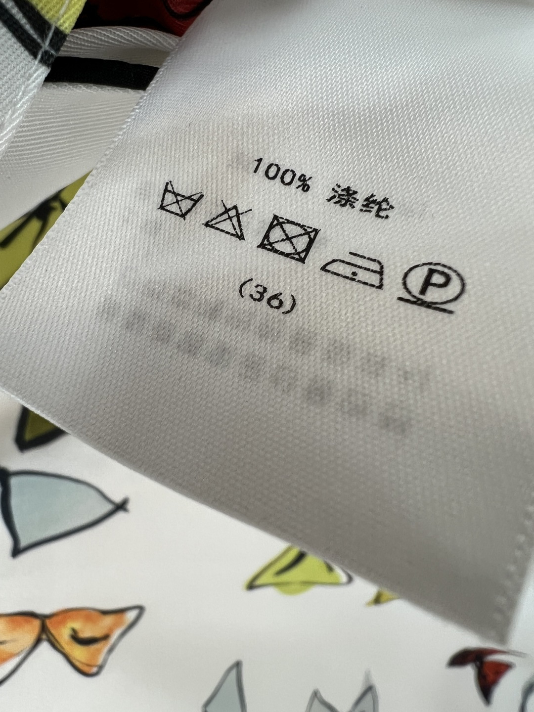 D家 26夏季新款 印花衬衫连衣裙 面料轻盈透气 经典衬衫裙版型搭配立领与撞色滚边 满印彩色图案打破单调