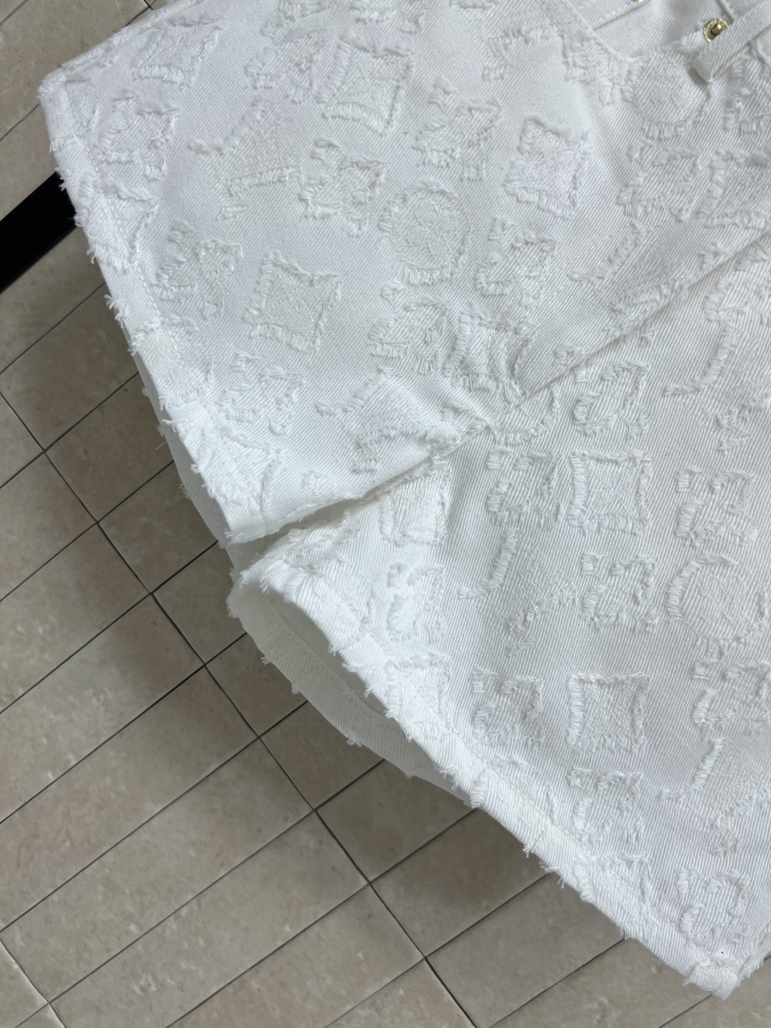 L家 26夏季新款 白色提花牛仔短裤 牛仔挺括面料 搭配复古金扣与毛边细节 高腰直筒版型 修饰腰线 搭配