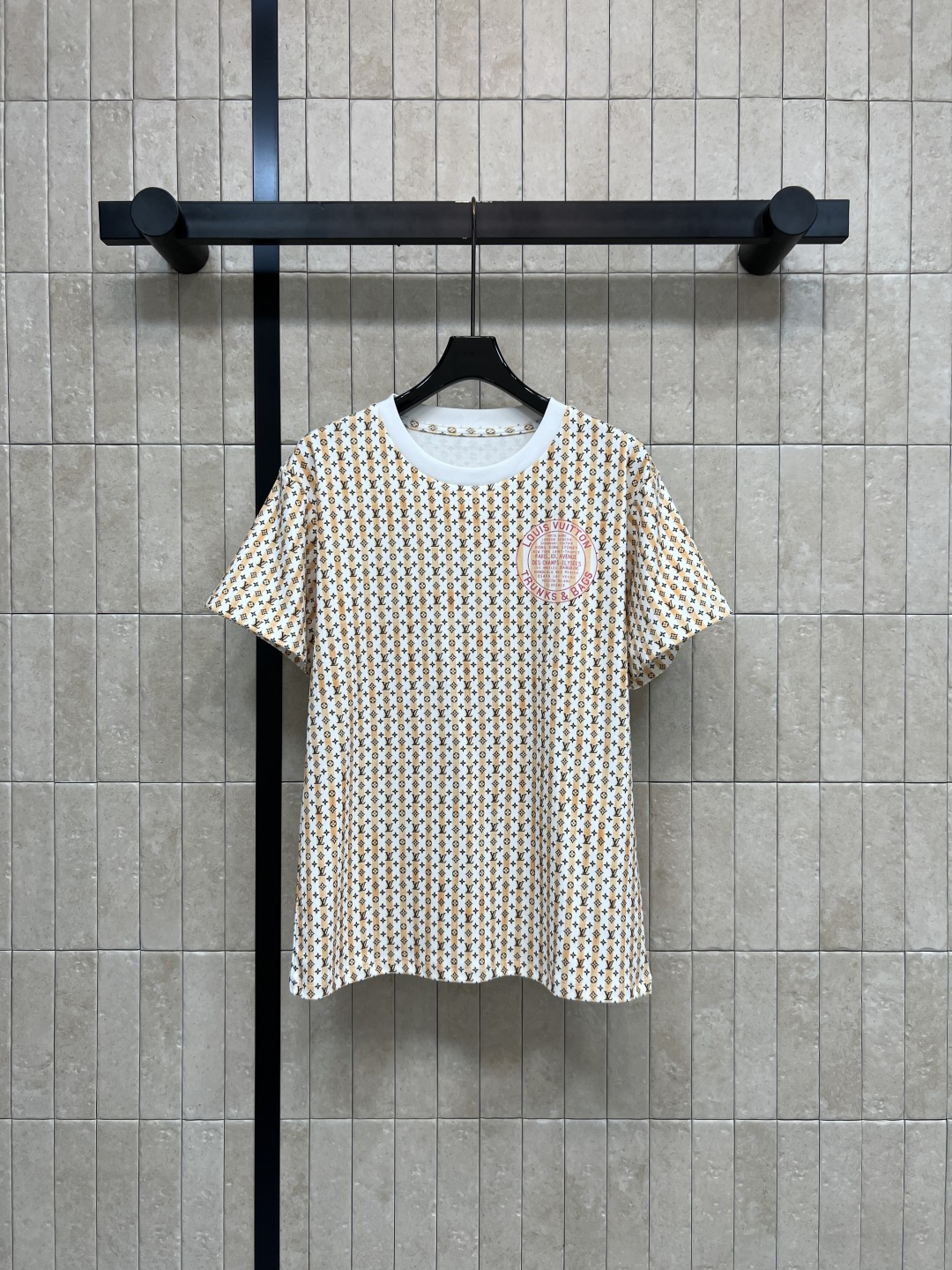 NO:844259,L's 26 new summer style presbyopia short-sleeved T-shirt, classic all-over print design, striped presbyopia, circular logo embellishment details on the chest, simple round neck tailoring, loose shoulder fit to adapt to various body shapes, selected skin-friendly cotton fabric, it is OK to match jeans or casual pants, easy to get fashionable and casual style, two colors and three codes Size/S-M-L,, louis vuitton, jeans, T-shirt, tees, t-shirt,19860909L家 26夏季新款 老花短袖T恤 经典满印设计 条纹老花 胸前圆形标识点缀细节 简约圆领剪裁 宽松落肩版型适配多元身形 精选亲肤棉质面料 搭配牛仔裤或休闲裤都很OK 轻松get时尚休闲风 两色三码Size/S-M-L,,louis vuitton,jeans,T-shirt,tees，t-shirt,,Women's clothing