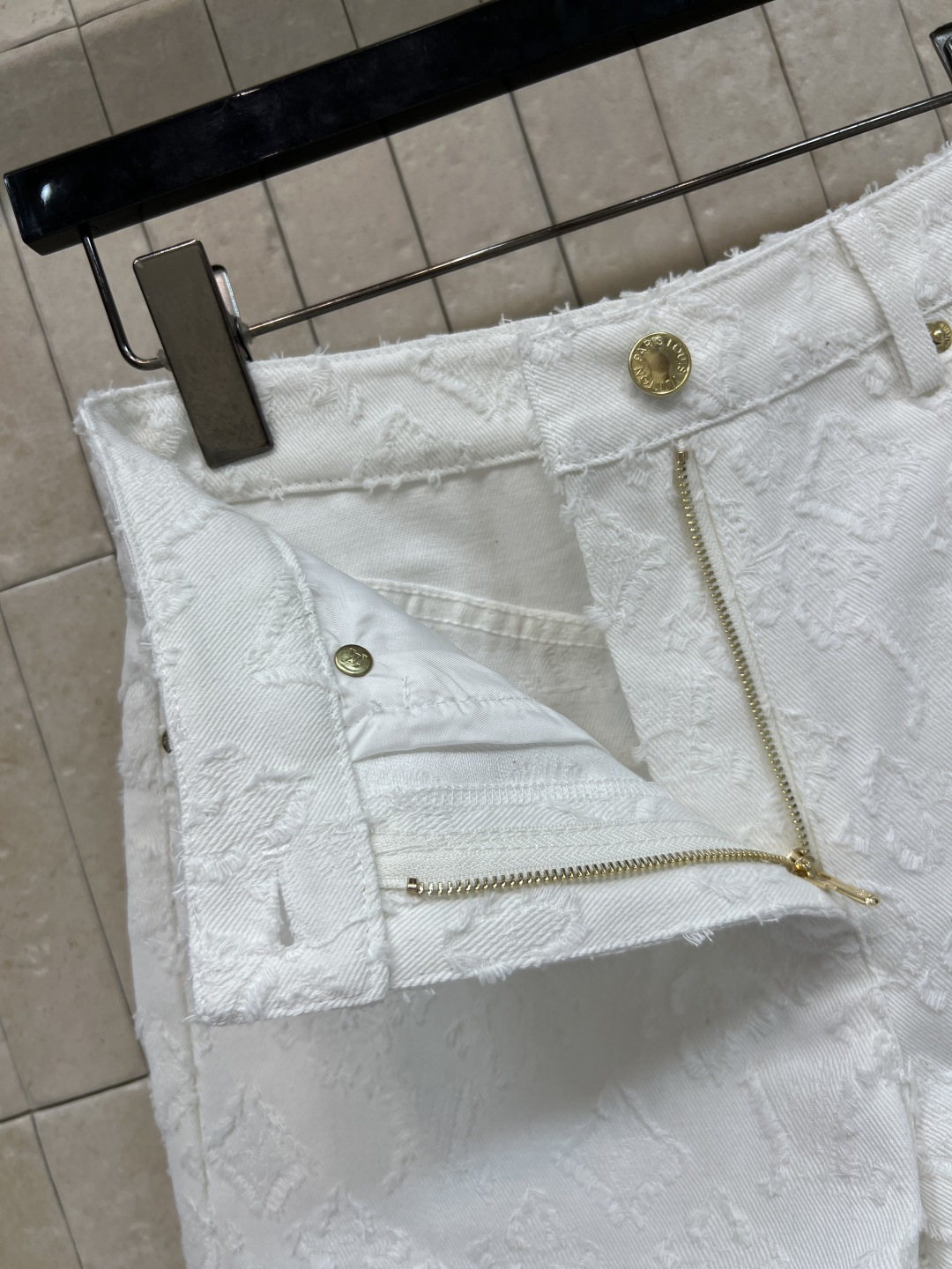 L家 26夏季新款 白色提花牛仔短裤 牛仔挺括面料 搭配复古金扣与毛边细节 高腰直筒版型 修饰腰线 搭配