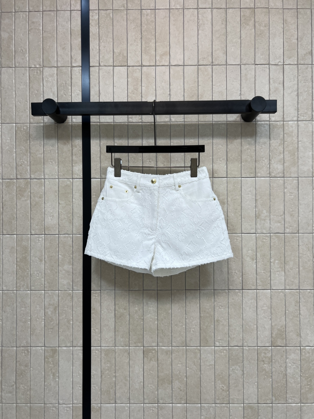 NO:844263,L's 26 new summer style white jacquard denim shorts, stiff denim fabric, with retro gold buckles and raw edge details, high-waisted straight version, modified waistline, looks great with knitted sweaters or suspenders, can be easily worn in daily life or on vacation, streamlined hip cut, fashionable and slimming, four sizes in one color, Size/S-M-L-XL,, louis vuitton, shorts,19860909L家 26夏季新款 白色提花牛仔短裤 牛仔挺括面料 搭配复古金扣与毛边细节 高腰直筒版型 修饰腰线 搭配针织衫或吊带都很出彩 日常或度假都能轻松驾驭 臀部流线剪裁 时髦又显身材 一色四码Size/S-M-L-XL,,louis vuitton,shorts,,Women's clothing