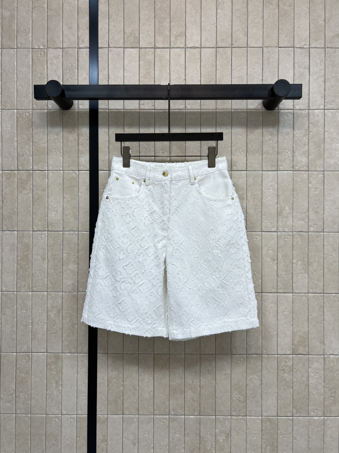 NO:844267,L's 26 new summer style white jacquard denim shorts, crisp denim fabric with delicate three-dimensional texture, high waist slim straight cut, accurately optimized waist, hip and leg ratio, retro hardware + raw edge trouser leg details, full texture, match with simple tops or jackets of the same series, easily get a high-end look, four sizes in one color, Size/S-M-L-XL,, louis vuitton, jackets & coats,19860909L家 26夏季新款 白色提花牛仔五分裤 牛仔挺括面料 自带细腻立体肌理 高腰修身直筒剪裁 精准优化腰臀腿比例 复古五金+毛边裤脚细节 质感拉满 搭配简约上衣或同系列外套 轻松get高级感穿搭 一色四码Size/S-M-L-XL,,louis vuitton,jackets & coats,,Women's clothing