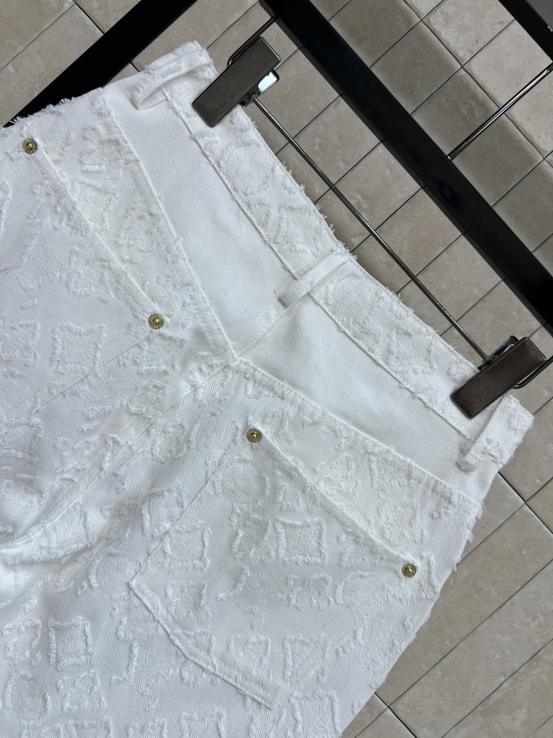L家 26夏季新款 白色提花牛仔五分裤 牛仔挺括面料 自带细腻立体肌理 高腰修身直筒剪裁 精准优化腰臀腿