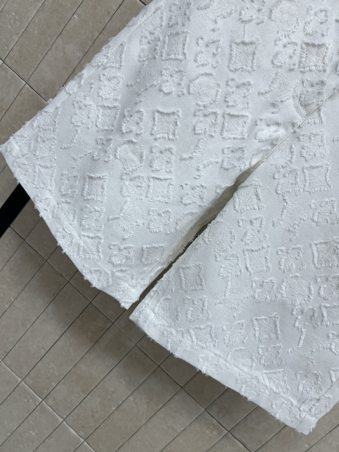 L家 26夏季新款 白色提花牛仔五分裤 牛仔挺括面料 自带细腻立体肌理 高腰修身直筒剪裁 精准优化腰臀腿
