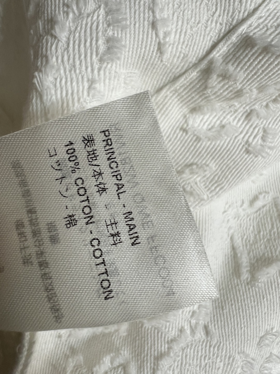 L家 26夏季新款 白色提花牛仔五分裤 牛仔挺括面料 自带细腻立体肌理 高腰修身直筒剪裁 精准优化腰臀腿