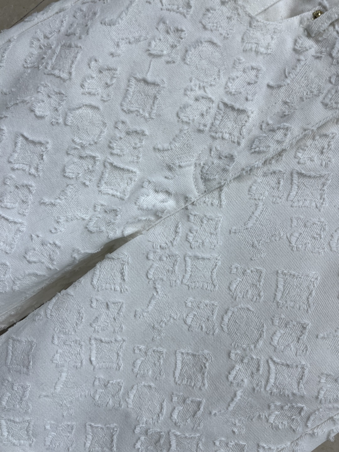 L家 26夏季新款 白色提花牛仔五分裤 牛仔挺括面料 自带细腻立体肌理 高腰修身直筒剪裁 精准优化腰臀腿