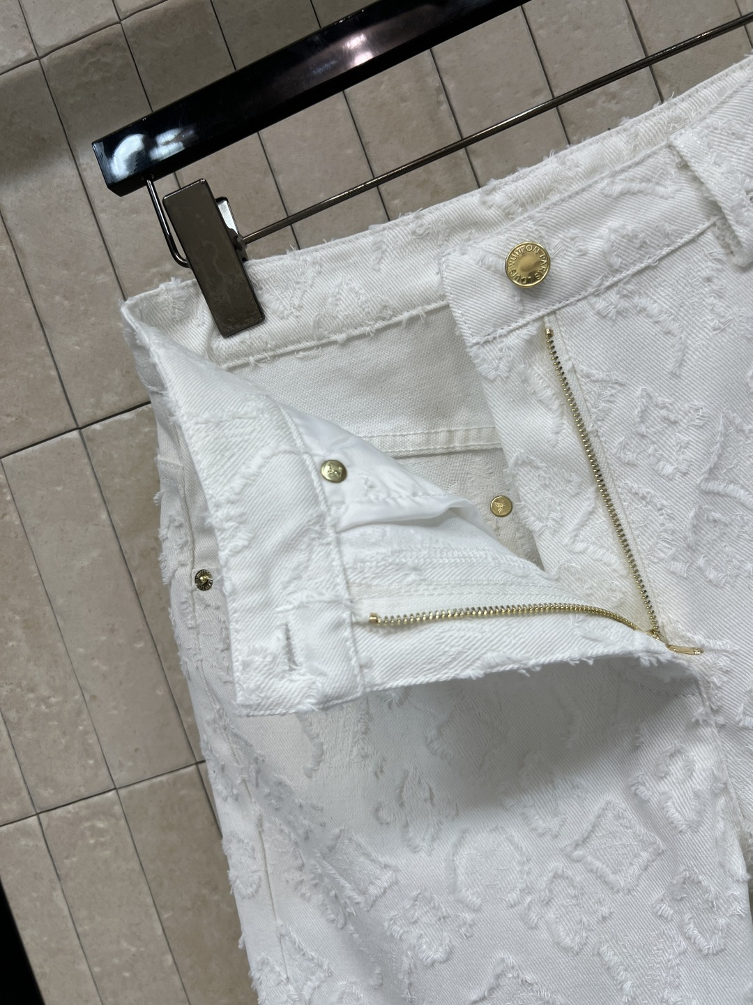 L家 26夏季新款 白色提花牛仔五分裤 牛仔挺括面料 自带细腻立体肌理 高腰修身直筒剪裁 精准优化腰臀腿