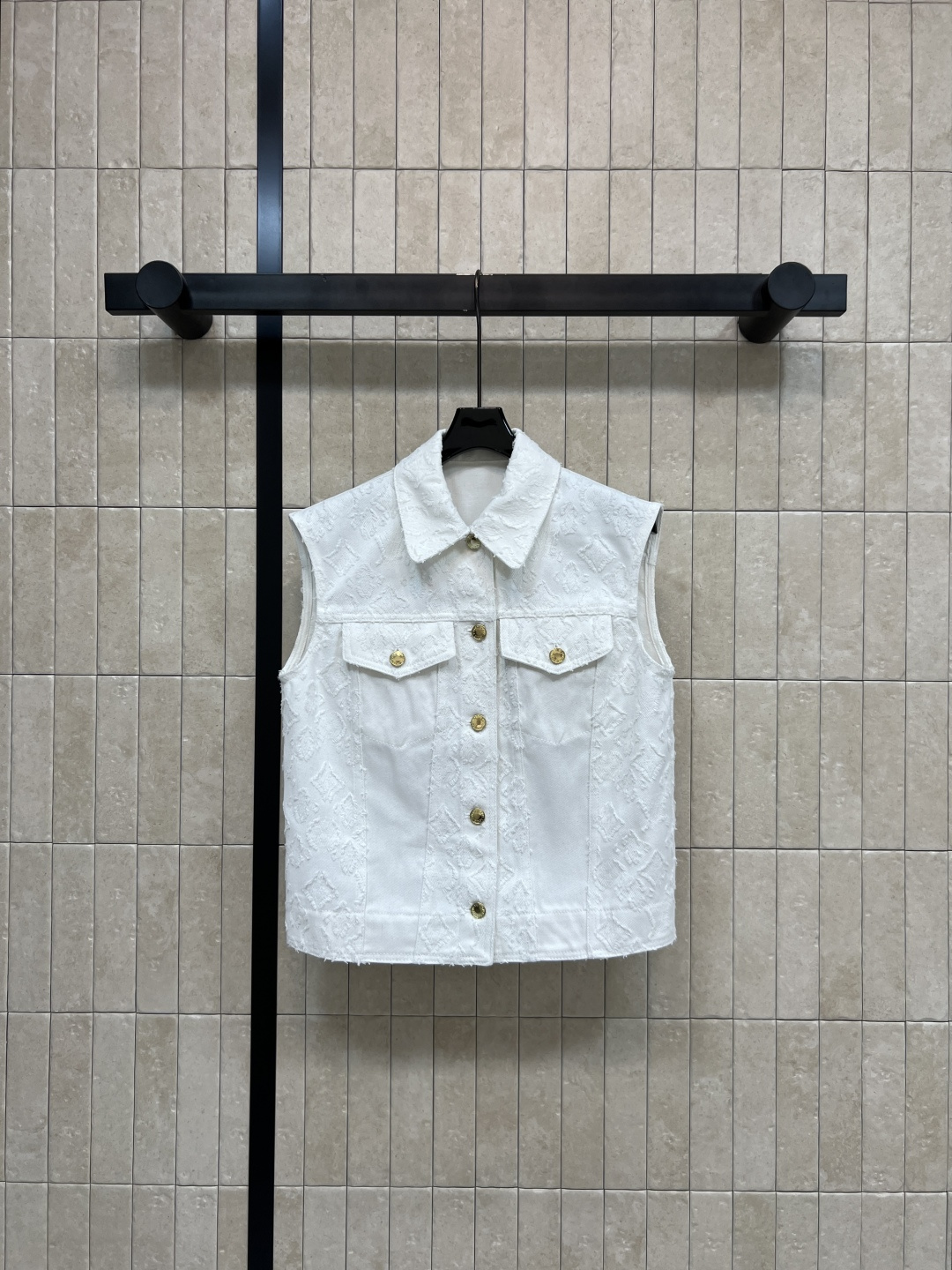 NO:844271,L's 26 new summer style white jacquard denim vest. Stiff denim fabric with distressed raw edge details. Sleeveless design. Retro gold buckle embellishment to enhance sophistication. Lapel + double chest pocket stickers. Clean tailoring. Wear alone or layered with T-shirts. The shirts are all great. Easily create a sense of layering. Four sizes in one color. Size/S-M-L-XL,, louis vuitton, shirts, tees, t-shirt,19860909L家 26夏季新款 白色提花牛仔马甲 牛仔挺括面料搭配做旧毛边细节 无袖设计 复古金扣点缀提升精致度 翻领+双胸袋贴 利落剪裁 单穿or叠搭T恤 衬衫都很出彩 轻松打造层次感 一色四码Size/S-M-L-XL,,louis vuitton,shirts,tees，t-shirt,,Women's clothing