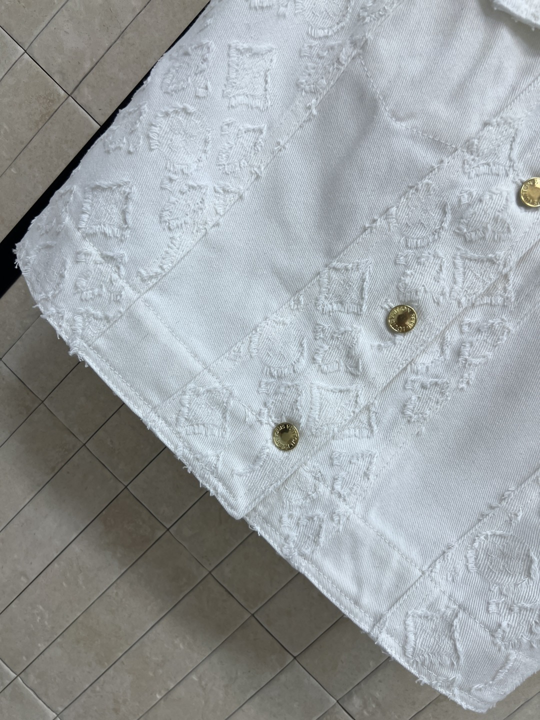 L家 26夏季新款 白色提花牛仔马甲 牛仔挺括面料搭配做旧毛边细节 无袖设计 复古金扣点缀提升精致度 翻