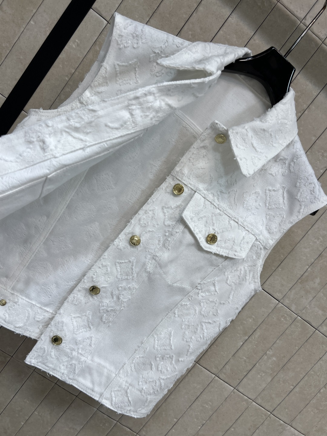 L家 26夏季新款 白色提花牛仔马甲 牛仔挺括面料搭配做旧毛边细节 无袖设计 复古金扣点缀提升精致度 翻