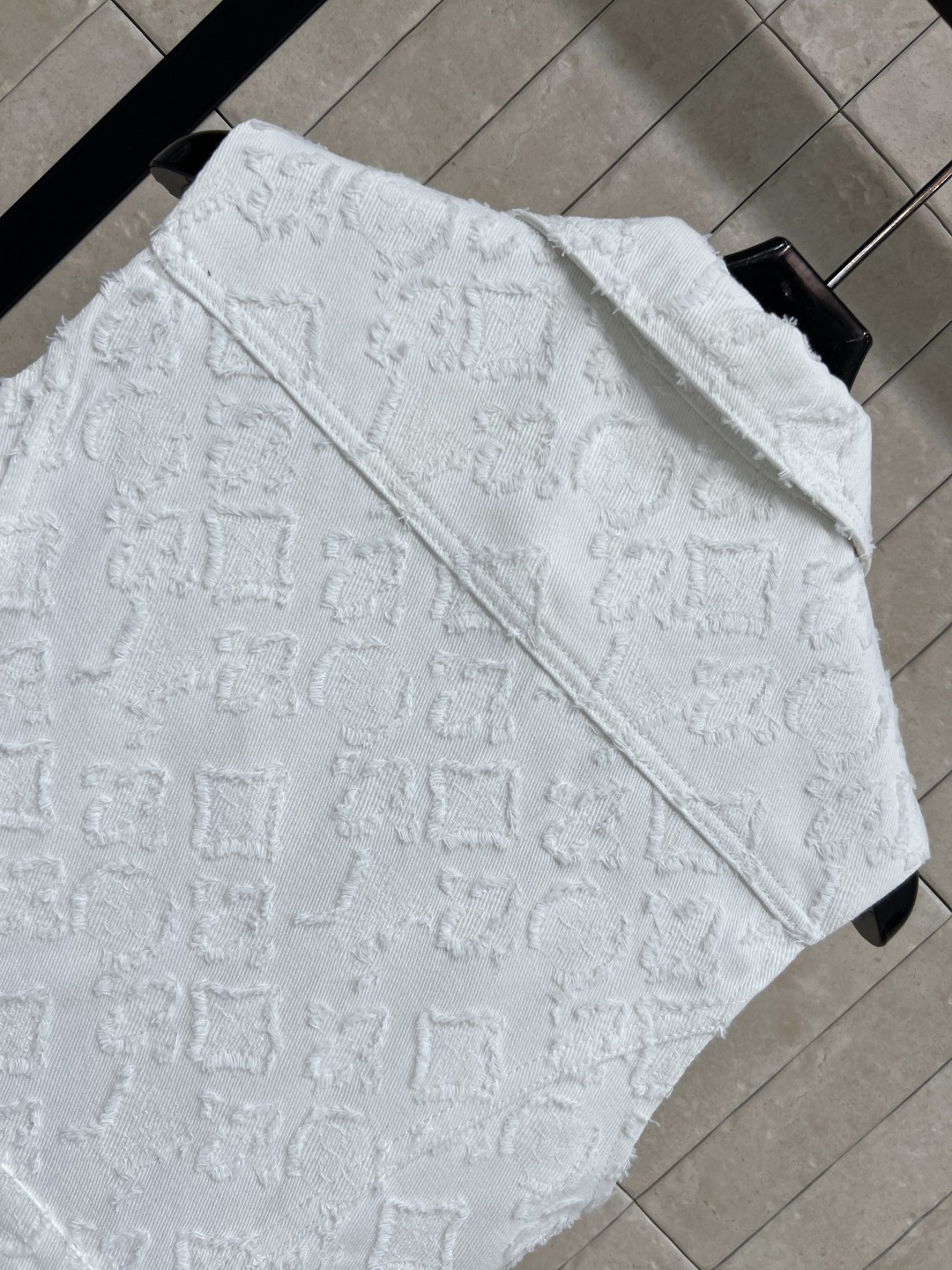 L家 26夏季新款 白色提花无袖连衣裙 牛仔挺括面料 老花以立体肌理形式呈现 衬衫翻领+无袖剪裁 侧边口