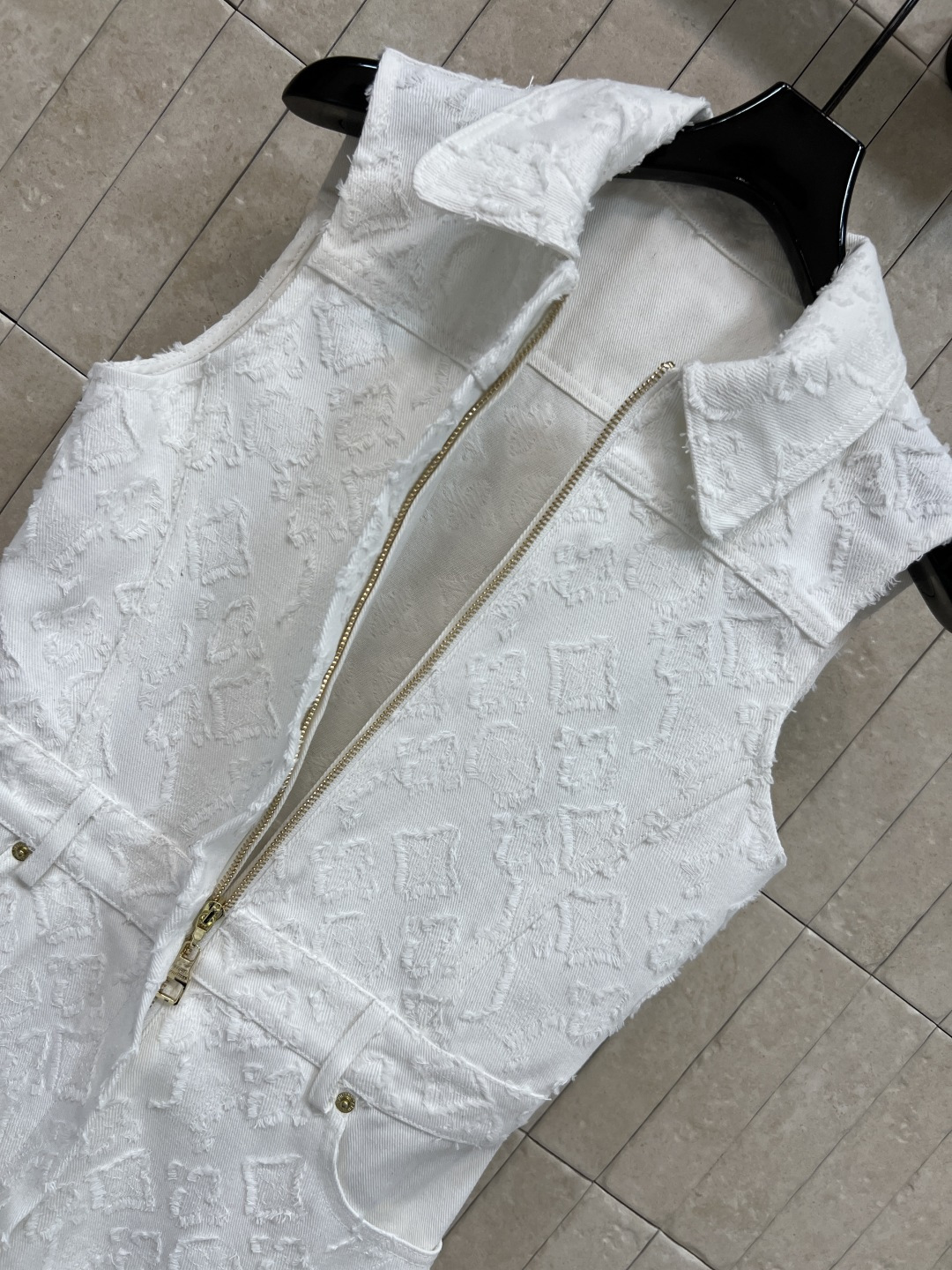 L家 26夏季新款 白色提花无袖连衣裙 牛仔挺括面料 老花以立体肌理形式呈现 衬衫翻领+无袖剪裁 侧边口