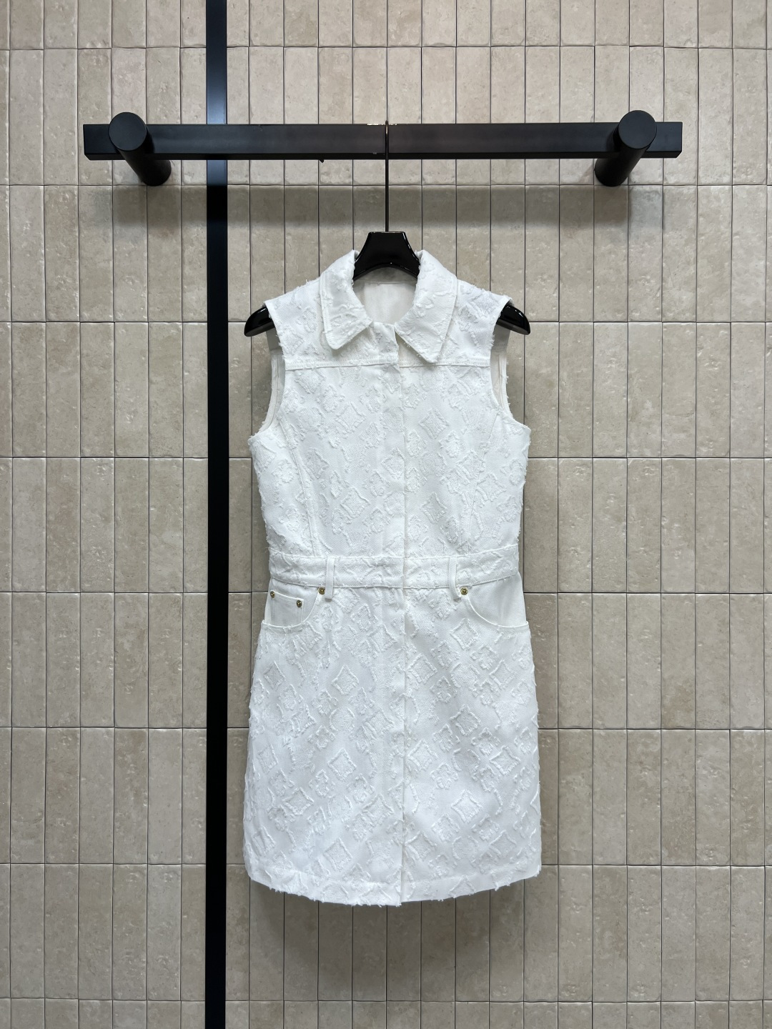 NO:844231,L's 26 new summer style white jacquard sleeveless dress, denim stiff fabric, presbyopia in the form of three-dimensional texture, shirt lapel + sleeveless tailoring, side pockets + metal buckles, straight short style, with retro gold buckles and raw edge details, comfortable and durable, can be worn for daily commuting and dating. Pair with white shoes or high heels. Switch styles at will. Four sizes in one color, Size/S-M-L-XL,, louis vuitton, high heels, skirts, shirts,19860909L家 26夏季新款 白色提花无袖连衣裙 牛仔挺括面料 老花以立体肌理形式呈现 衬衫翻领+无袖剪裁 侧边口袋+金属扣 直筒短款 搭配复古金扣与毛边细节 舒适耐穿 日常通勤 约会都能穿 搭配小白鞋或高跟鞋 风格随心切换 一色四码Size/S-M-L-XL,,louis vuitton,high heels,skirts,shirts,,Women's clothing