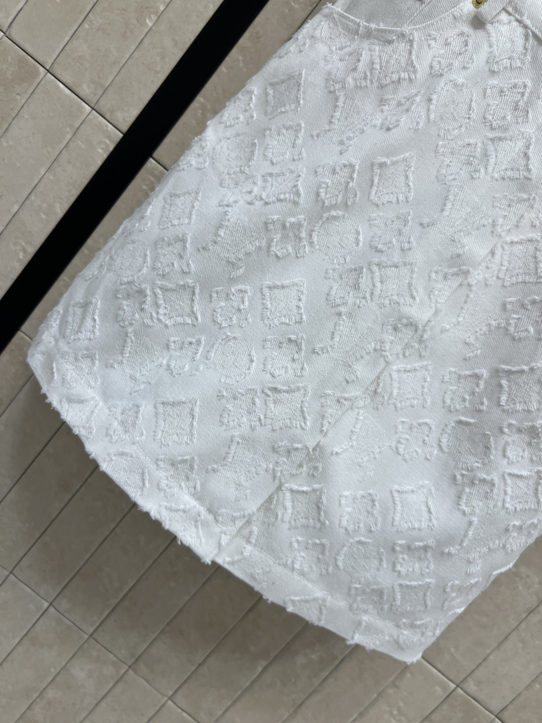 L家 26夏季新款 白色提花无袖连衣裙 牛仔挺括面料 老花以立体肌理形式呈现 衬衫翻领+无袖剪裁 侧边口