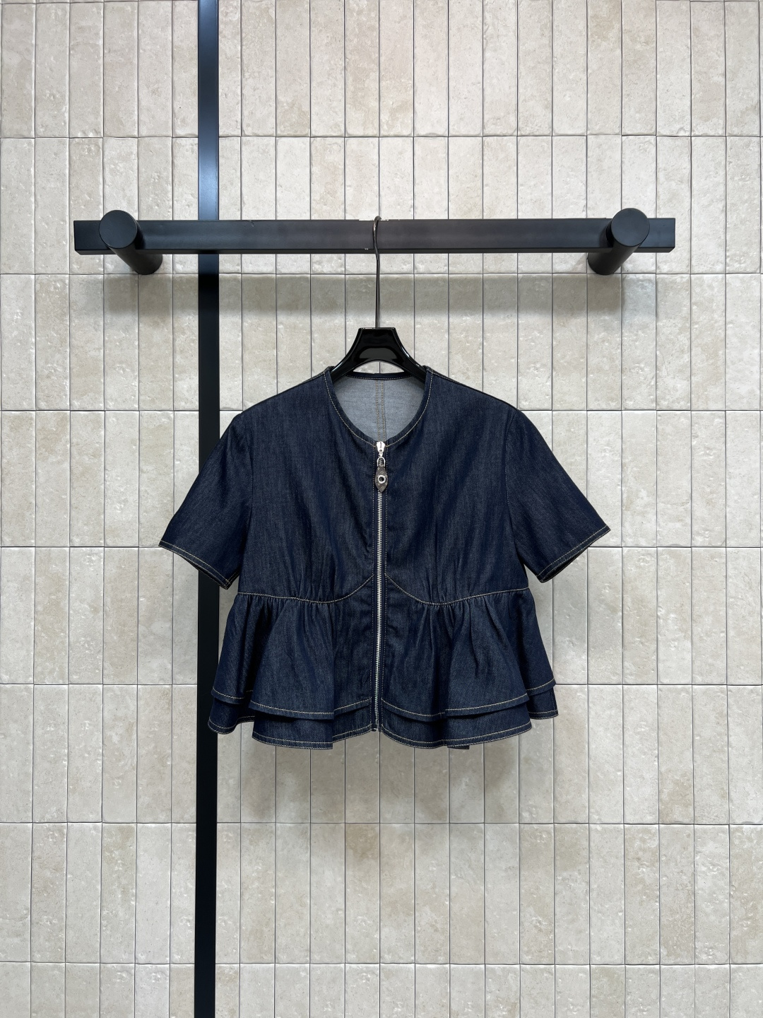 NO:844904,L's 26 new summer style, round neck denim short sleeves, retro fabric texture and crisp texture, collarless round neck, simple tailoring, neat zipper in the middle, double-layered three-dimensional lotus leaf double-layered hem at the waist, cleverly modify the waist shape, optimize the body proportions, short silhouette to raise the waistline, easy to control in daily life or vacation, both practical and fashionable, four sizes in one color, Size/S-M-L-XL,, louis vuitton, T-shirt,19860909L家 26夏季新款 圆领牛仔短袖 复古面料肌理与挺括质感 无领圆领简约剪裁 正中间拉链利落大气 腰部双层立体荷叶双层下摆 巧妙修饰腰型 优化身材比例 短款廓形拉高腰线 日常或度假都能轻松驾驭 兼具实用与时尚感 一色四码Size/S-M-L-XL,,louis vuitton,T-shirt,,Women's clothing