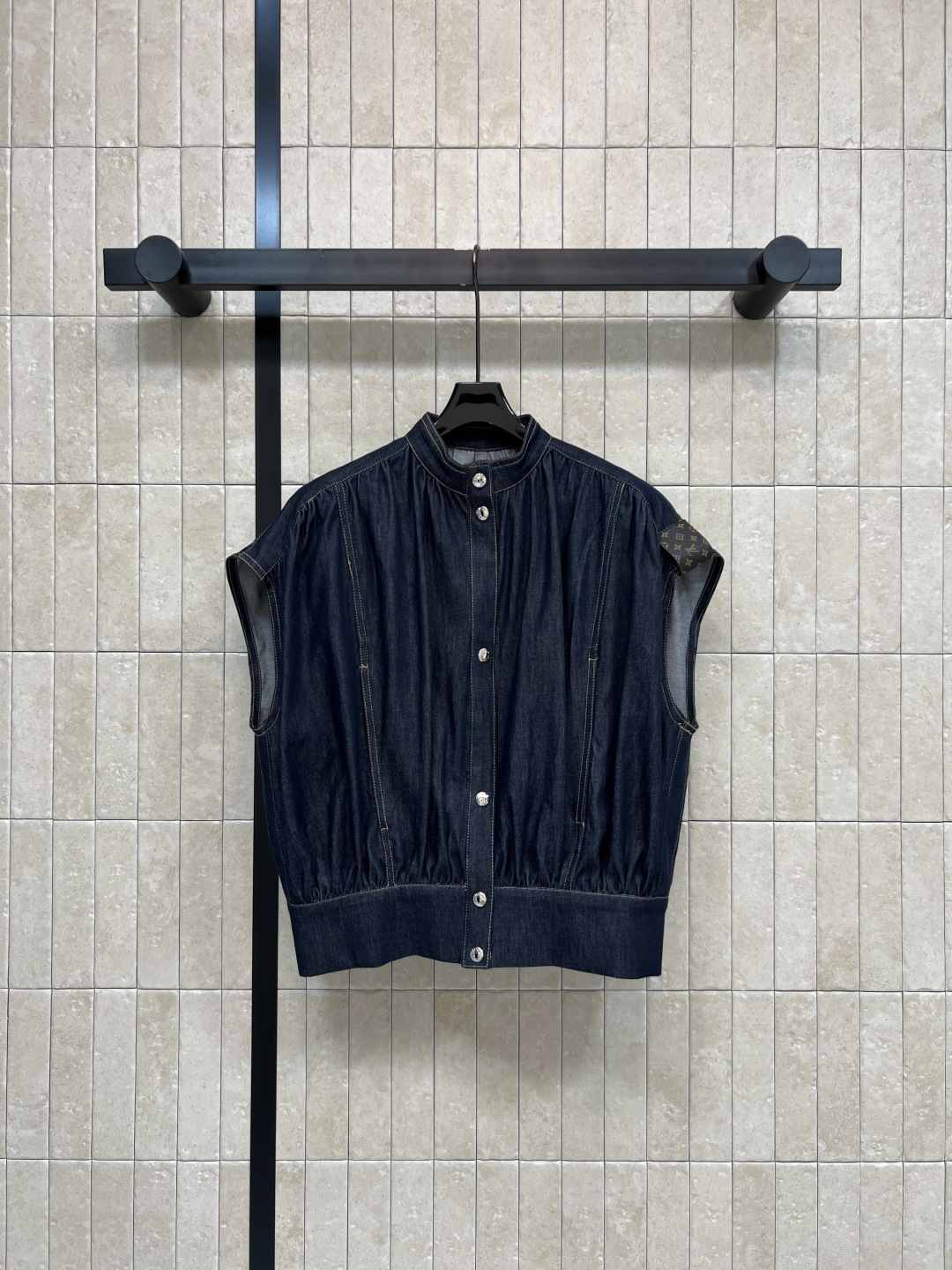 NO:844895,L's 26 new summer model, stand-up collar denim vest, retro texture and crisp texture, stand-up collar to modify the shoulder shape, single-breasted design, elastic waist tailoring at the hem, pre-existing leather brand embellishment on the shoulders, full of details, exquisite and neat topstitching, looks great with shirts or T-shirts, can be easily worn in daily life or on vacation, fashionable and practical, four sizes in one color, Size/S-M-L-XL,, louis  vuitton,shirts,tees,t-shirt,19860909L家 26夏季新款 立领牛仔马甲 复古肌理与挺括质感 立领修饰肩型 单排扣设计 搭配下摆腰头松紧收腰剪裁 肩部老花皮牌点缀 细节拉满 明线走线精致工整 搭配衬衫或T恤都很出彩 日常或度假都能轻松驾驭 时髦又实用 一色四码Size/S-M-L-XL,,louis vuitton,shirts,tees，t-shirt,,Women's clothing