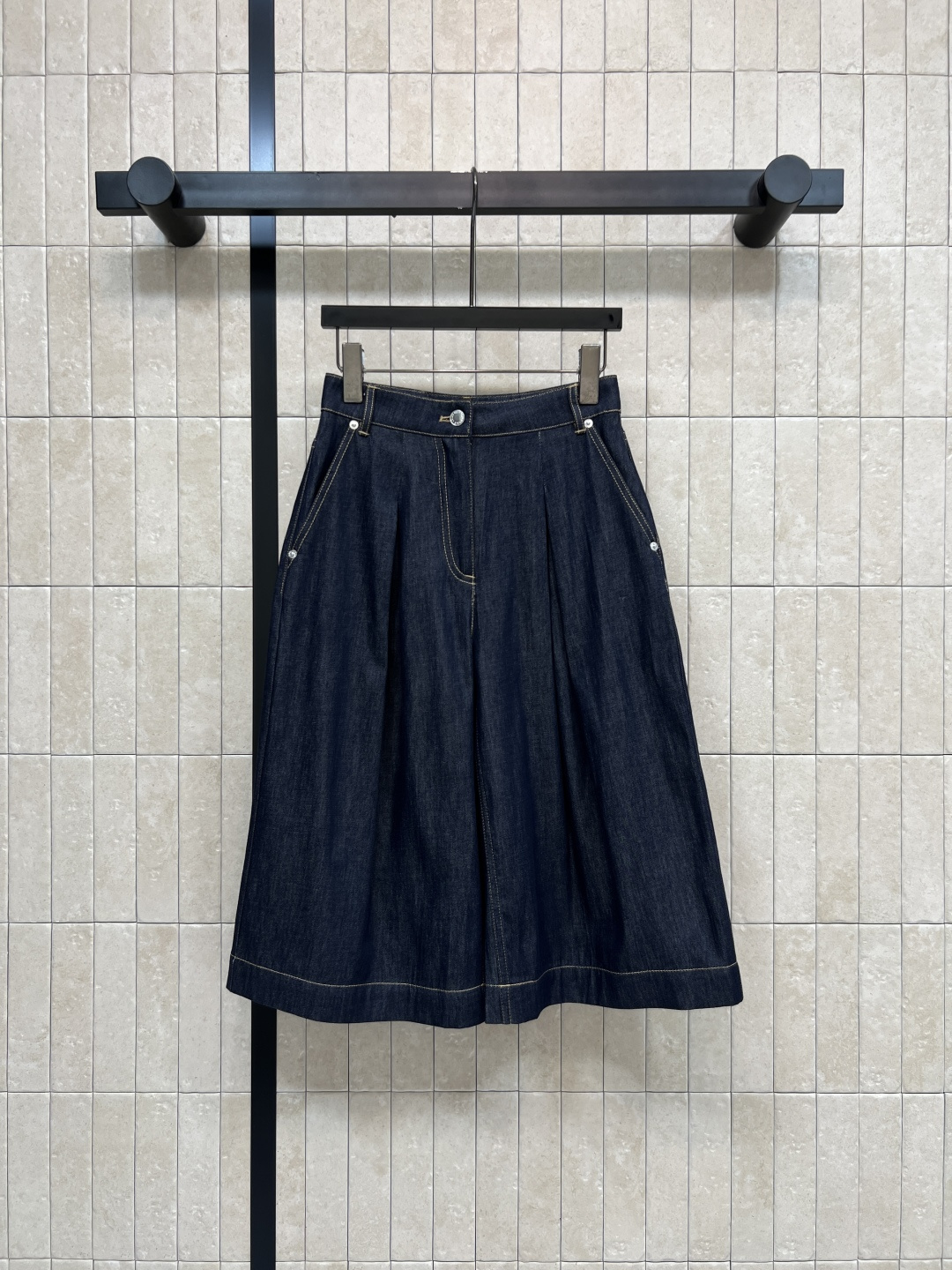 NO:844899,L's 26 new summer style high-waisted denim mid-pants with retro fabric texture and crisp texture. High-waisted pleated design optimizes the waist-to-hip ratio. Accurately raises the waistline. Wide-leg tailoring modifies the leg shape. Retro contrasting topstitching outlines the lines. Paired with exquisite hardware details. Suitable for matching with T-shirts, shirts and short tops. Four sizes in one color. Size/S-M-L-XL, Louis Vuitton, shirts, tees, t-shirt,19860909L家 26夏季新款 高腰牛仔中裤 复古面料肌理与挺括质感 高腰打褶设计优化腰臀比例 精准拉高腰线 阔腿剪裁修饰腿型 复古撞色明线勾勒线条 搭配精致五金细节 搭配T恤 衬衫 短款上衣都超合适 一色四码Size/S-M-L-XL,,louis vuitton,shirts,tees，t-shirt,,Women's clothing