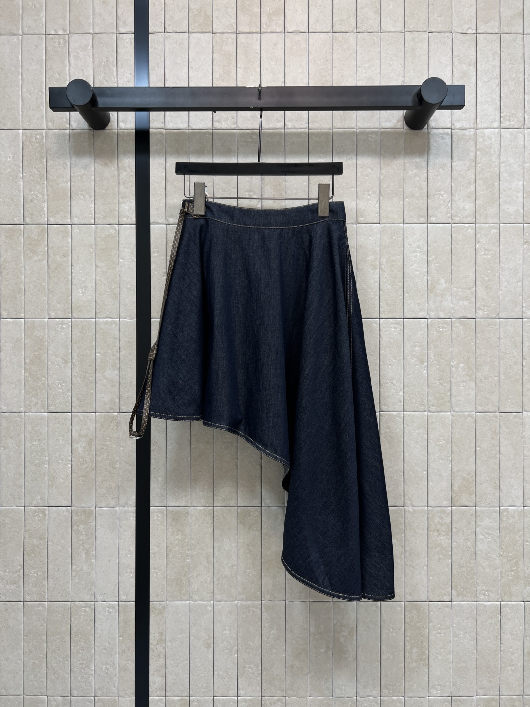 NO:844909,L's 26 new summer style irregular denim skirt, retro fabric texture and drape texture, high-waisted A-line silhouette with presbyopic belt on the side to precisely tighten the waist, irregular bias-cut large skirt that breaks the convention, open-stitched outline, neat and elegant without losing personality, suitable for commuting, leisure, light social and other diverse scenes, easily create an effortless light luxury look. Four sizes in one color Size/S-M-L-XL,, louis vuitton, skirts,19860909L家 26夏季新款 不规则牛仔半裙 复古面料肌理与垂坠质感 高腰A字廓形侧边搭配老花腰带精准收腰 不规则斜裁大裙摆打破常规 明线走线勾勒 利落大气又不失个性 适配通勤 休闲 轻社交等多元场景 轻松打造不费力的轻奢造型 一色四码Size/S-M-L-XL,,louis vuitton,skirts,,Women's clothing