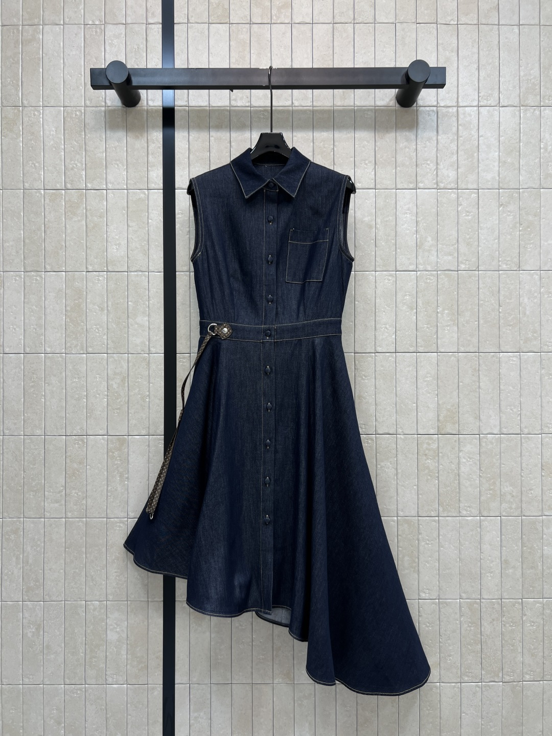 NO:844920,L's 26 new summer style lapel denim dress, retro denim washed texture and hammered texture, skin-friendly drape, shirt lapel + sleeveless tailoring, neat and elegant, single-breasted design, side presbyopia belt embellished with irregular skirt design to enhance the look, commuting and traveling, easy to control in daily life, pear-shaped body friendly, covering the flesh to make you taller, four sizes in one color, Size/S-M-L-XL,, louis vuitton, skirts, shirts,19860909L家 26夏季新款 翻领牛仔连衣裙 复古牛仔水洗肌理与锤坠质感 亲肤垂坠感 衬衫翻领+无袖剪裁利落大气 单排扣设计 侧边老花腰带点缀不规则裙摆设计提升造型感 通勤 出游 日常都能轻松驾驭 梨形身材友好 遮肉显高 一色四码Size/S-M-L-XL,,louis vuitton,skirts,shirts,,Women's clothing