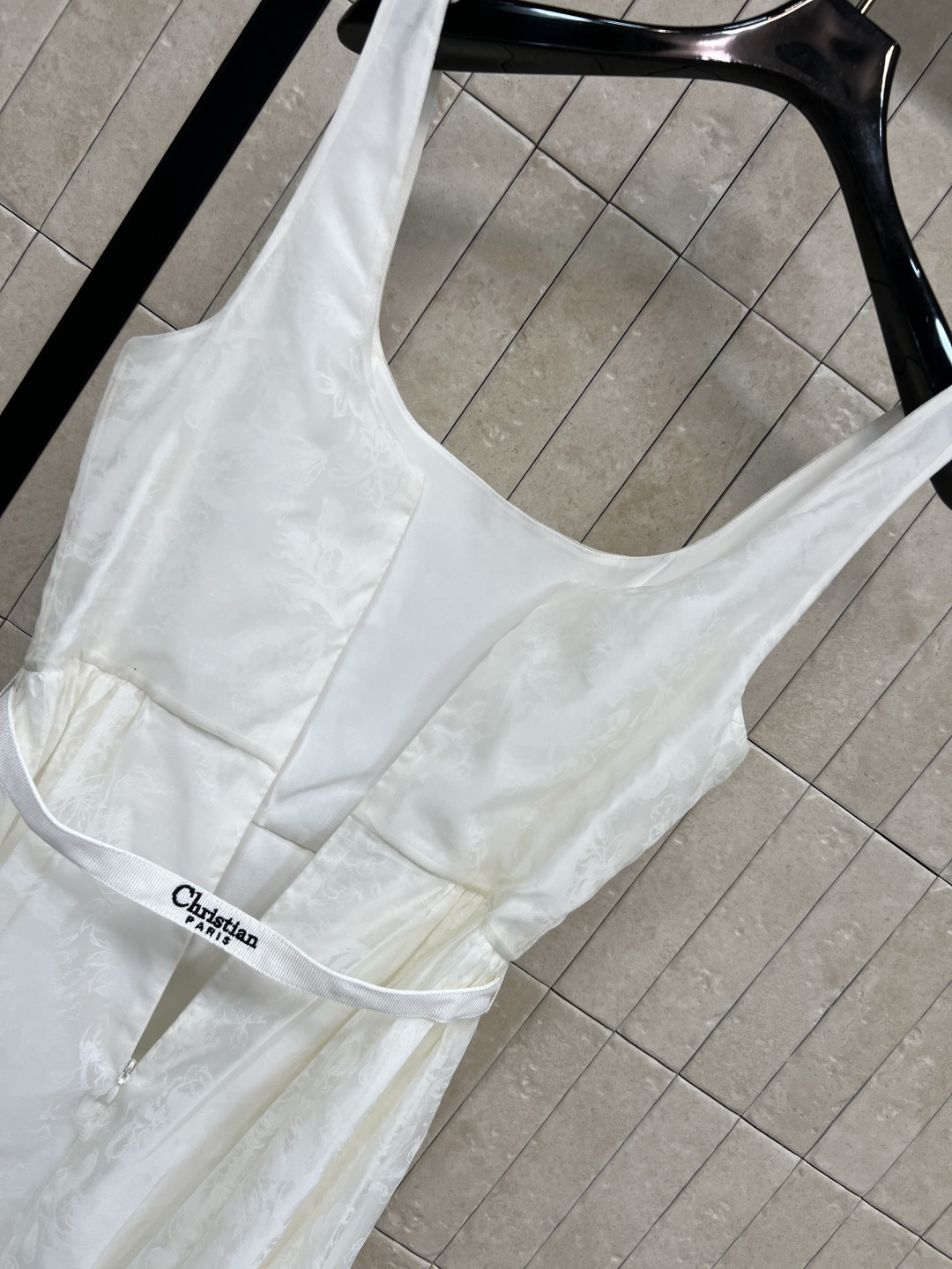 D家 26夏季新款 提花吊带连衣裙​​ 面料轻盈搭配精致提花工艺 花纹超有质感 吊带+收腰设计 勾勒优雅