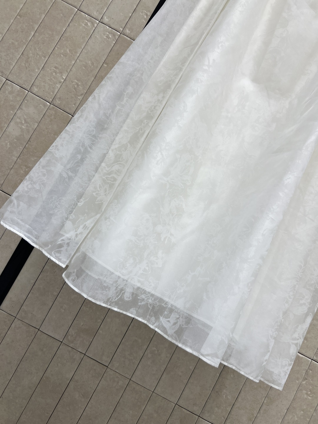 D家 26夏季新款 提花吊带连衣裙​​ 面料轻盈搭配精致提花工艺 花纹超有质感 吊带+收腰设计 勾勒优雅